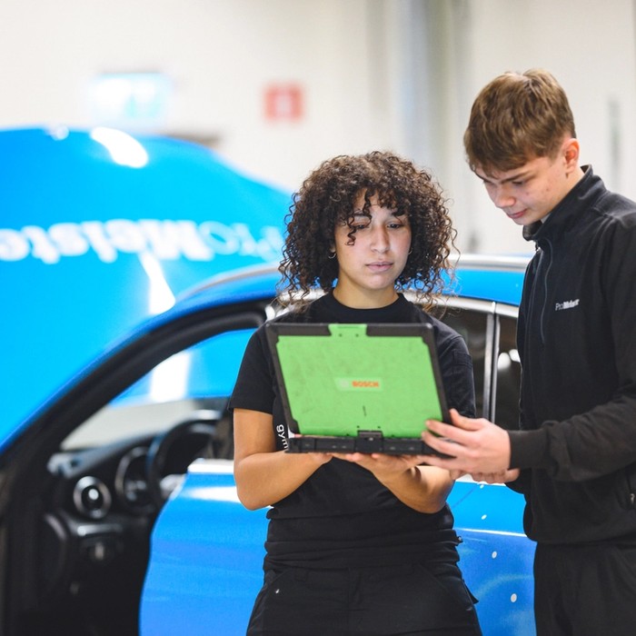 Två elever i Promeisterverkstad