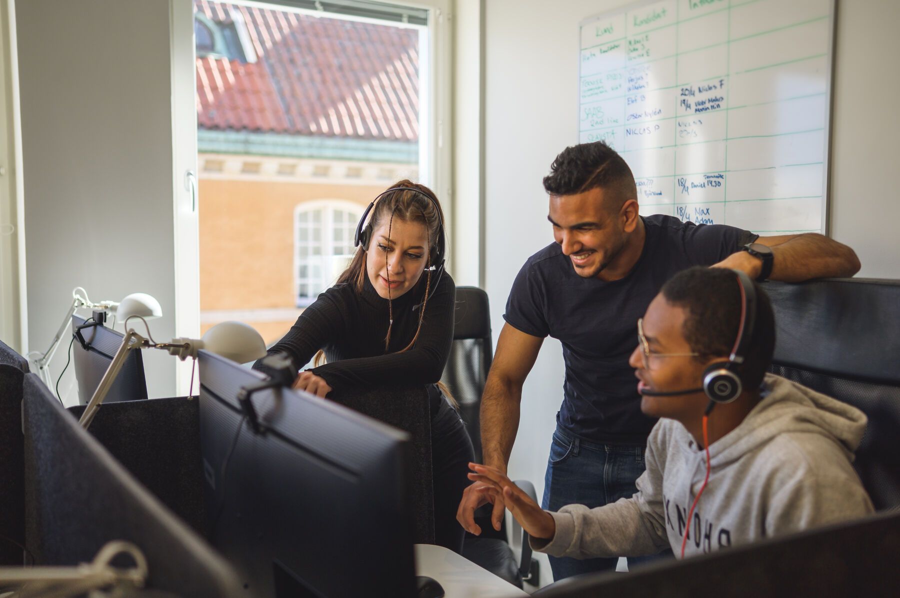 Tre elever ler framför en datorskärm