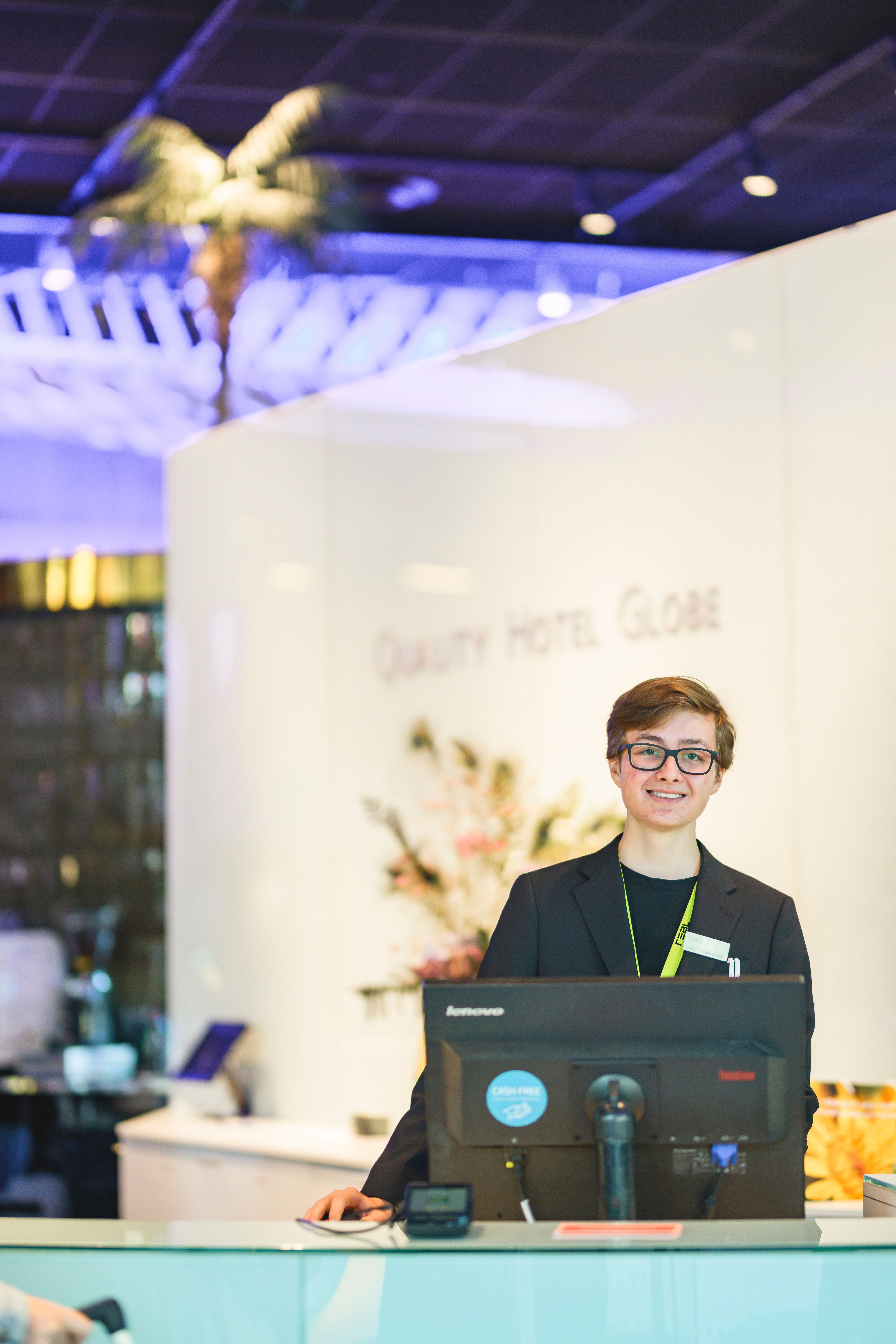 Elev i hotellreception