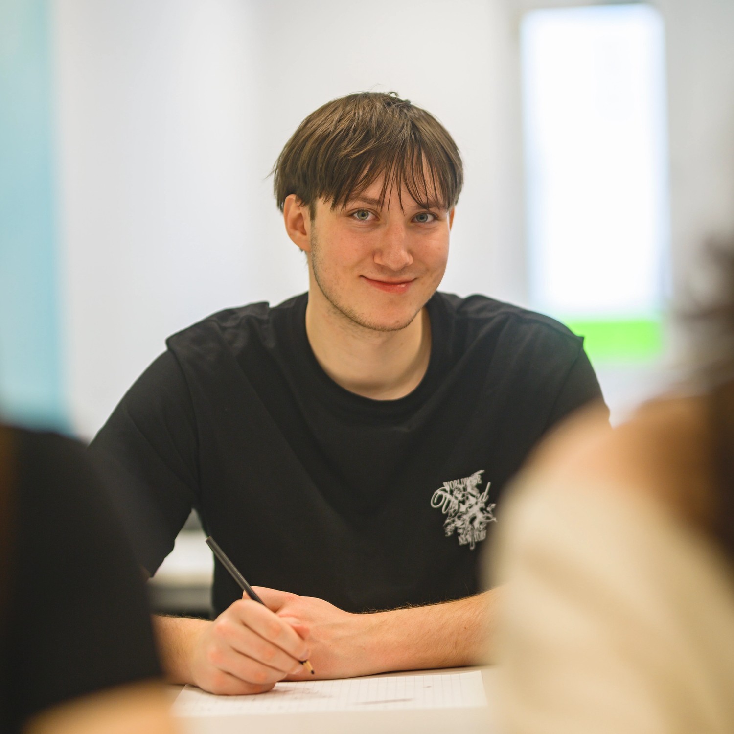 Elev sittande vid bord i klassrum