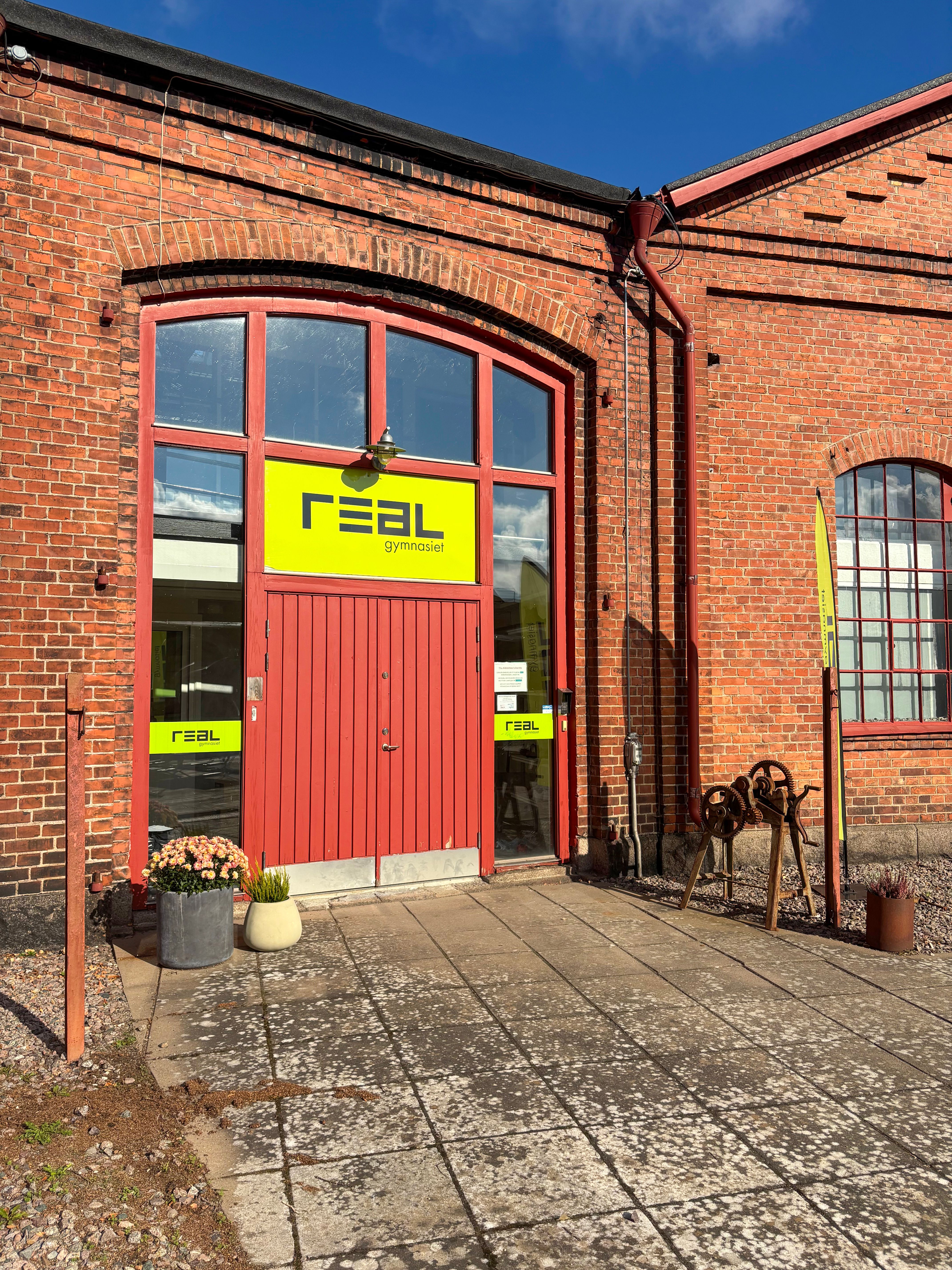 Entrén till Realgymnasiet Växjö.