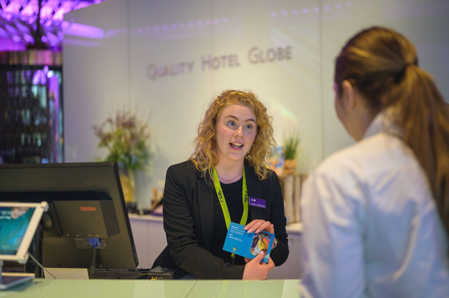 elev i hotellreception
