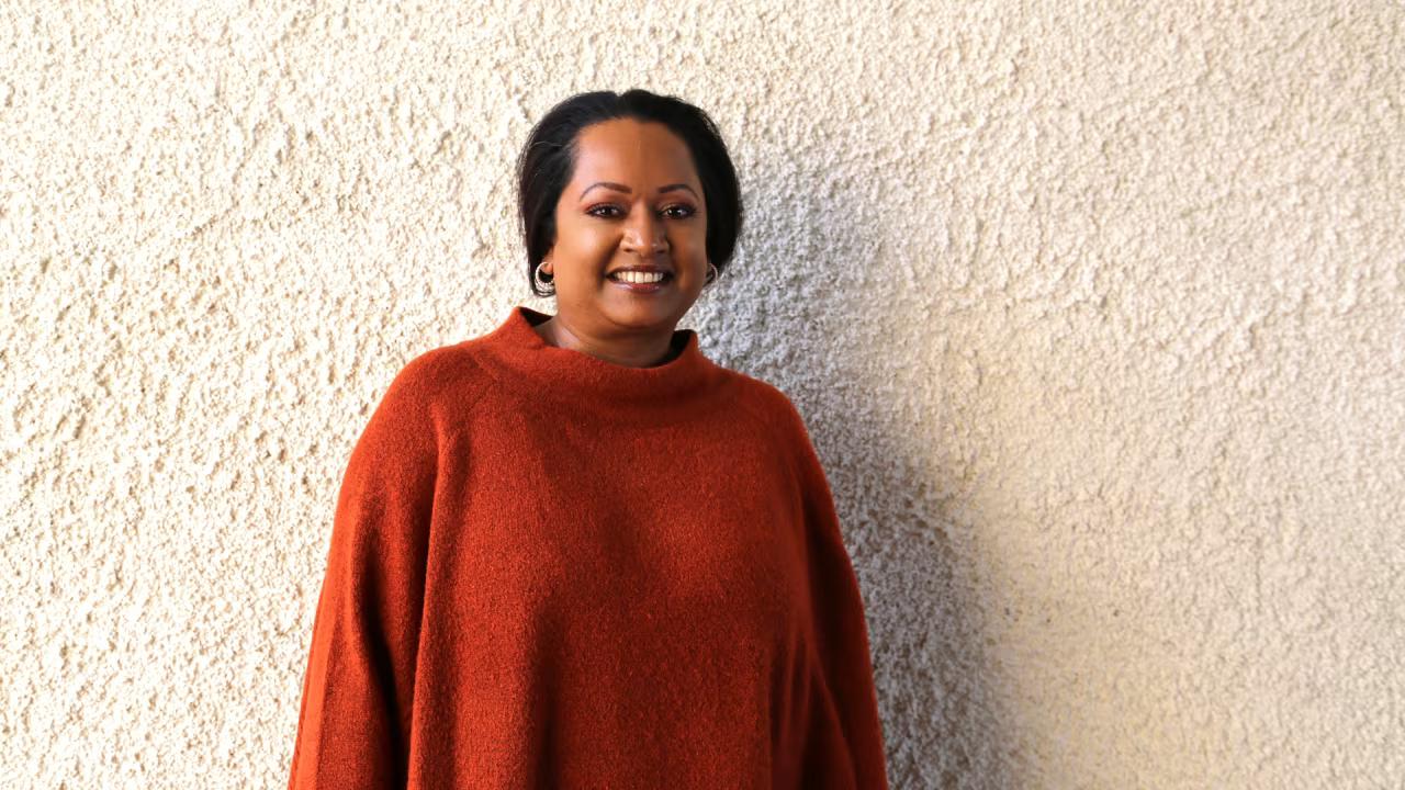 Vår studie-och yrkesvägledare Anna Lindgren mot vit putsad vägg