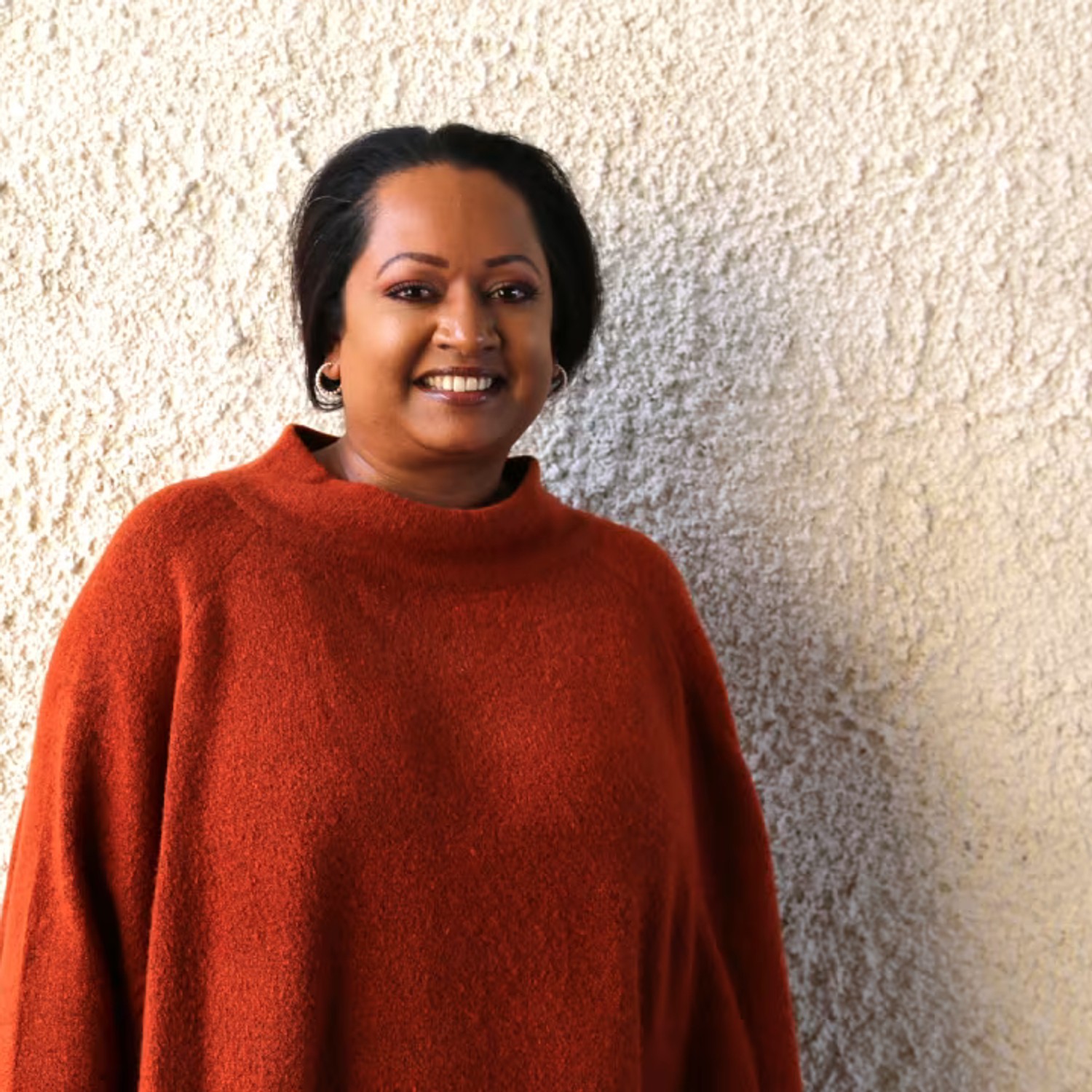 Vår studie-och yrkesvägledare Anna Lindgren mot vit putsad vägg