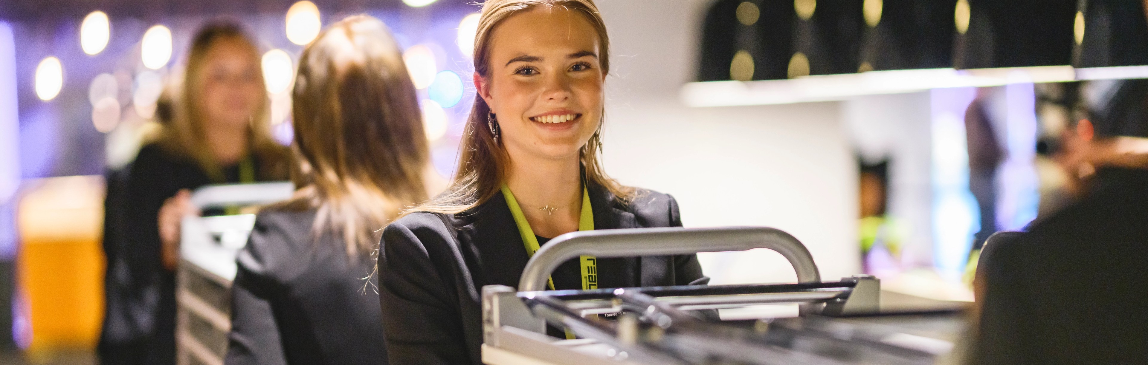 Elev kör ut bord och stolar till konferensrum