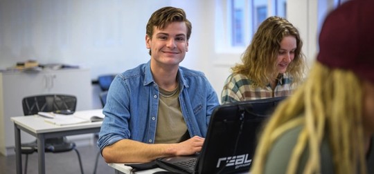 realelever sitter bredvid varandra i skolsal