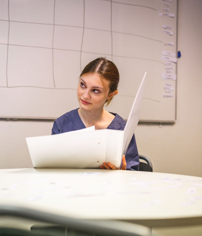 vård och omsorgselev med en pärm