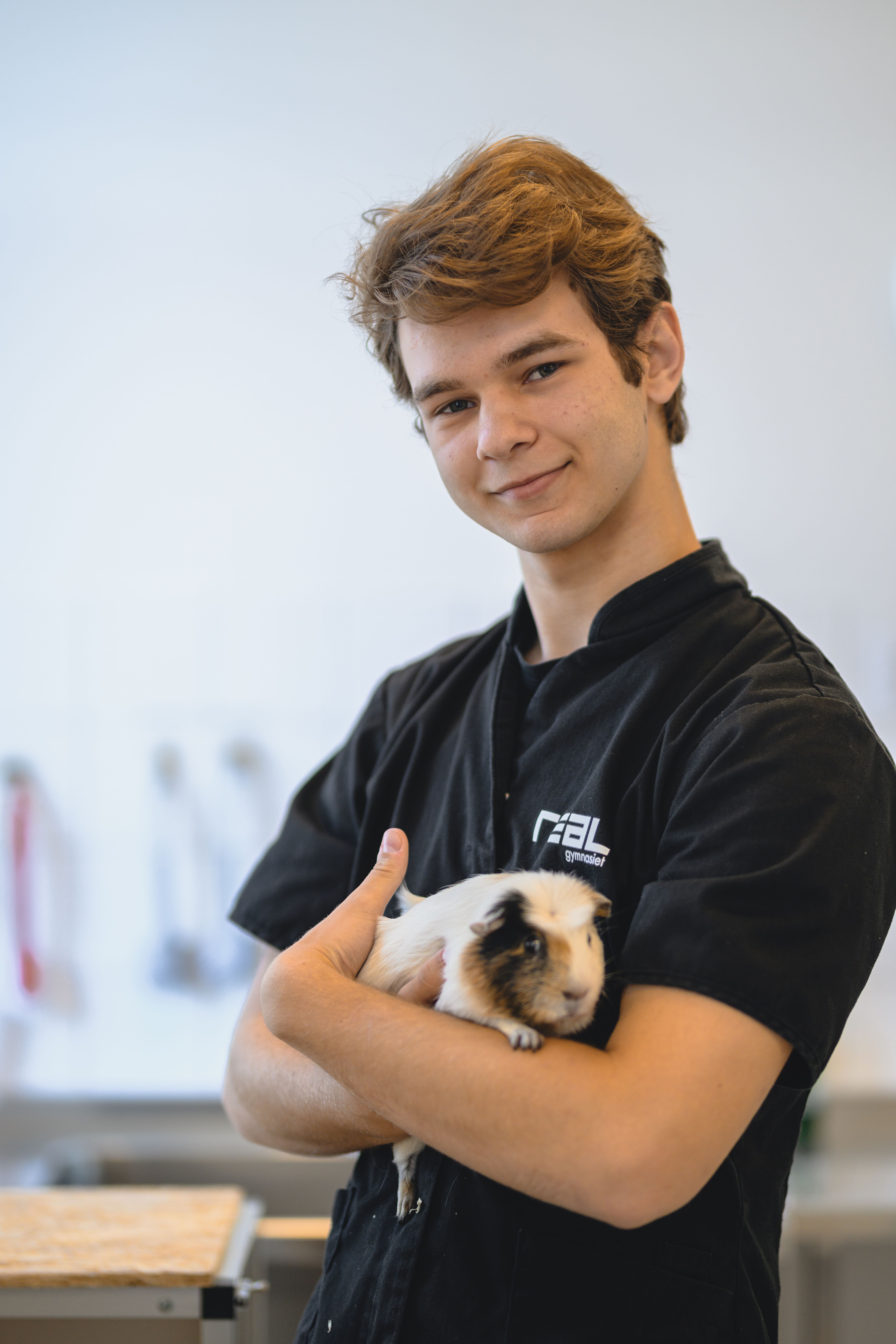 elev håller i ett marsvin