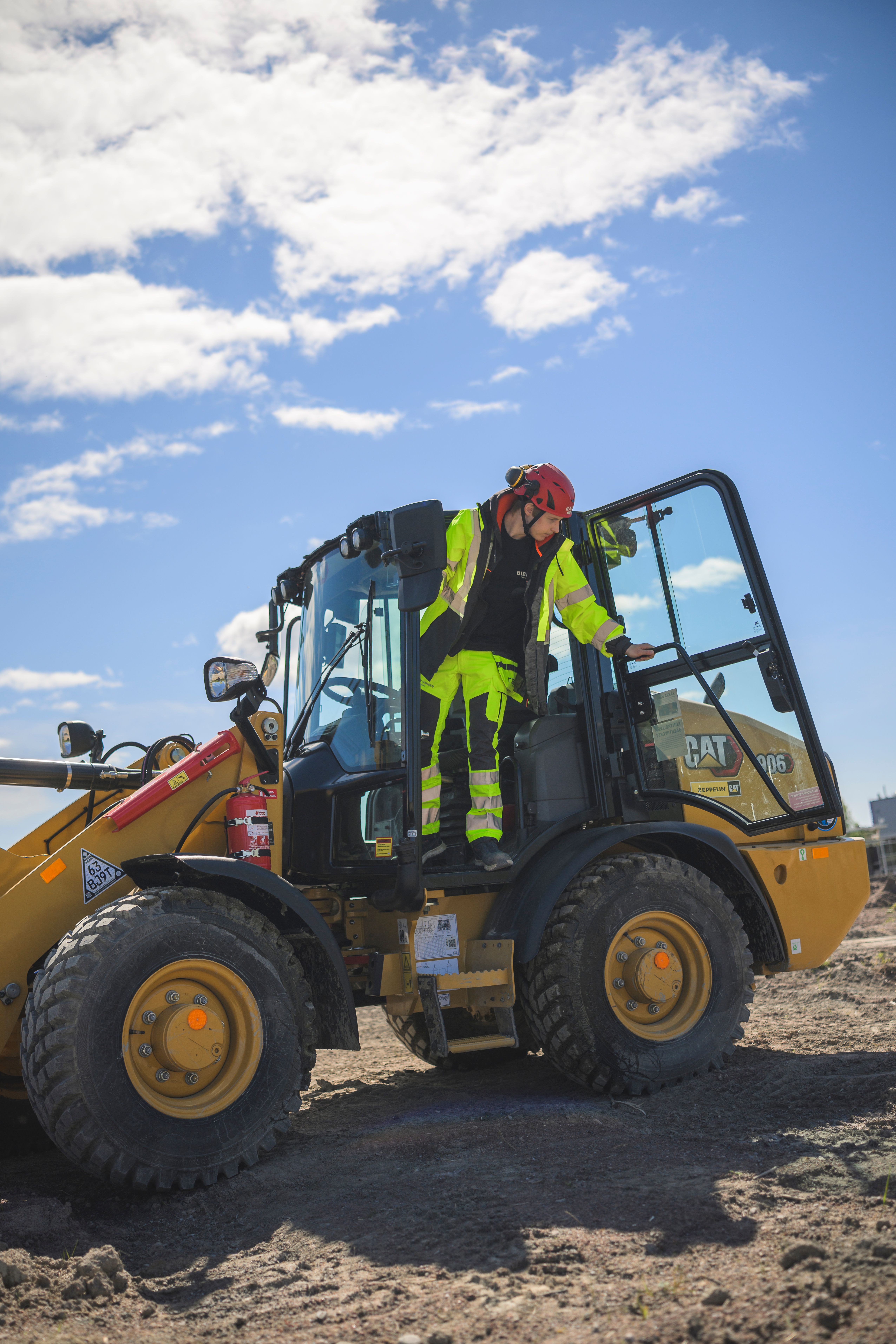 elev kliver ur en hjullastare