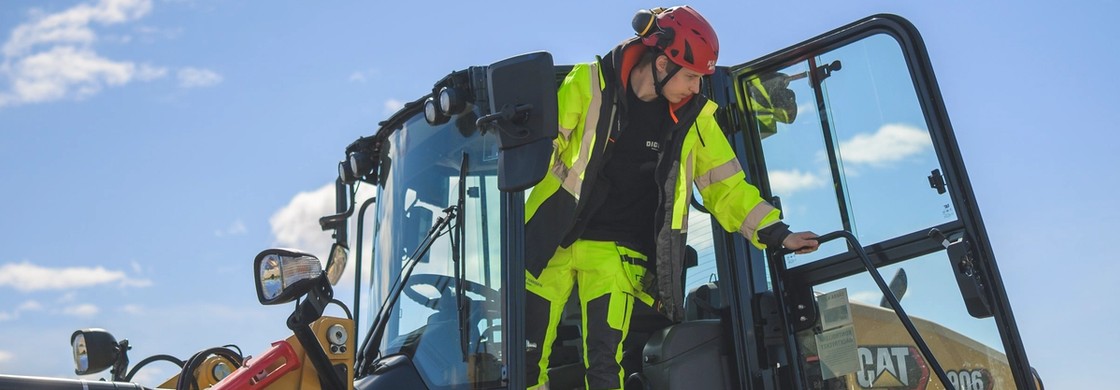 elev kliver ur en hjullastare