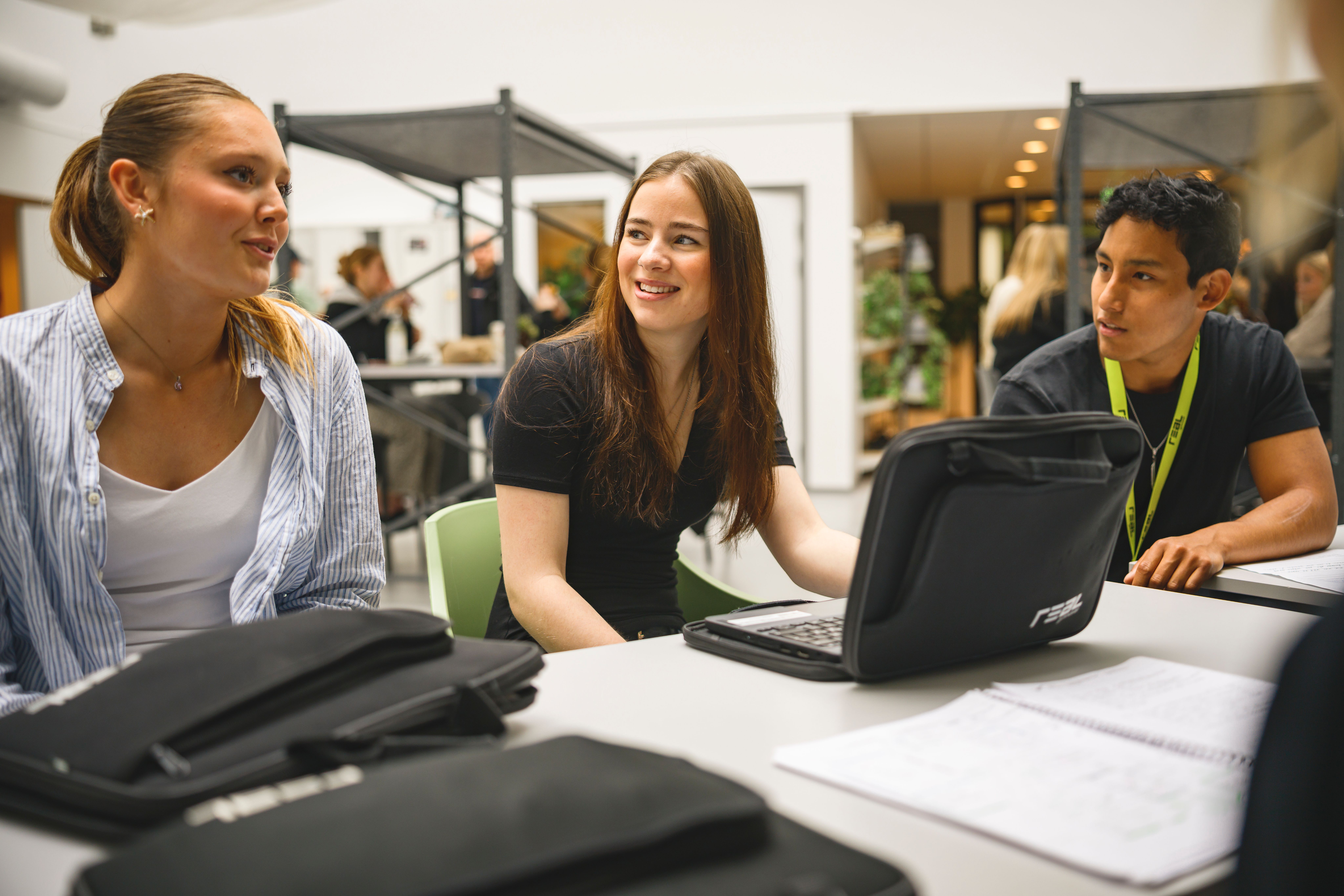 Realgymnasiets elever sitter tillsammans och pratar