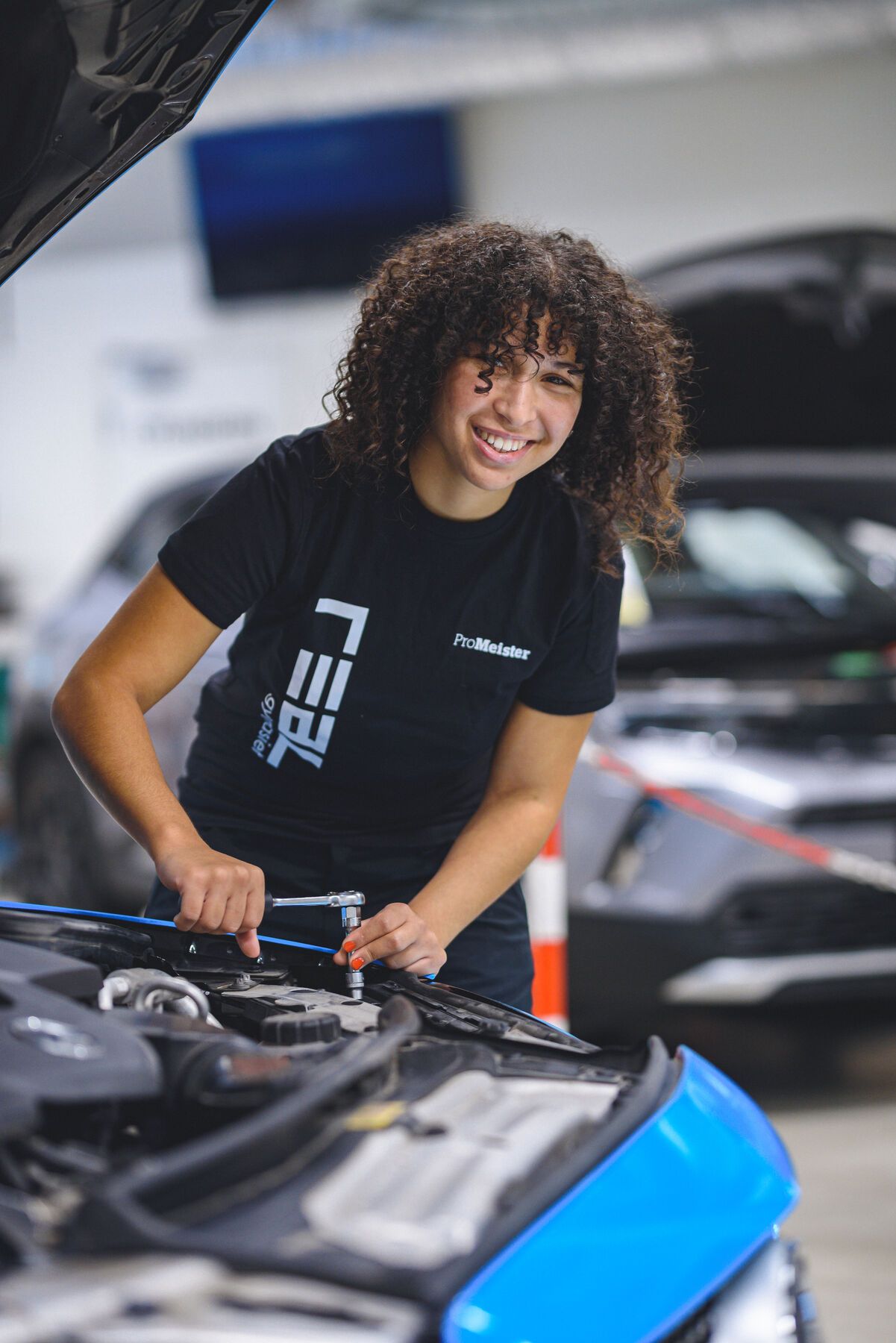 ryggar på elever med realgymnasiets logga plus promeisters logga på tröjan