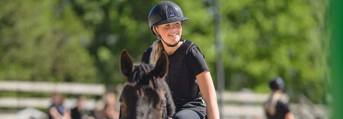 Glad elev på häst