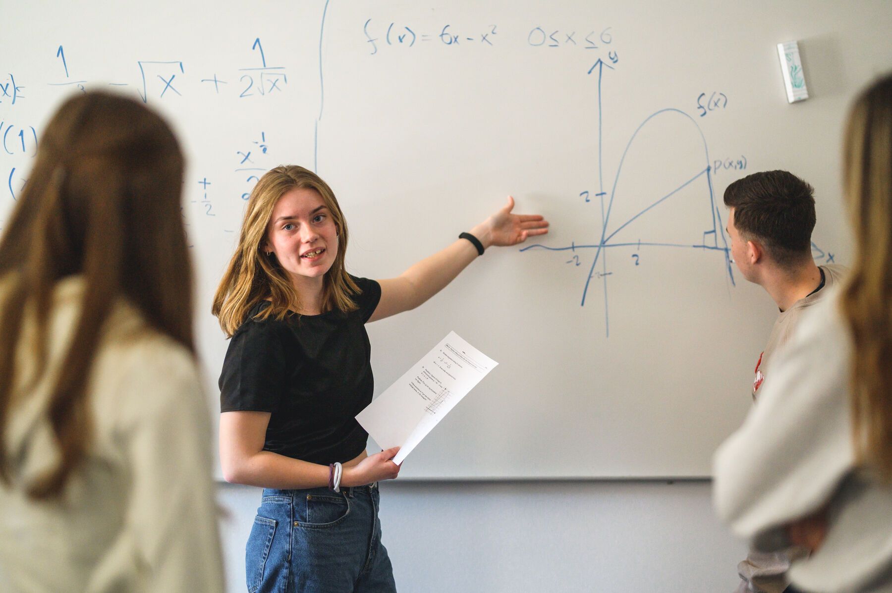 elev förklarar vid tavlar