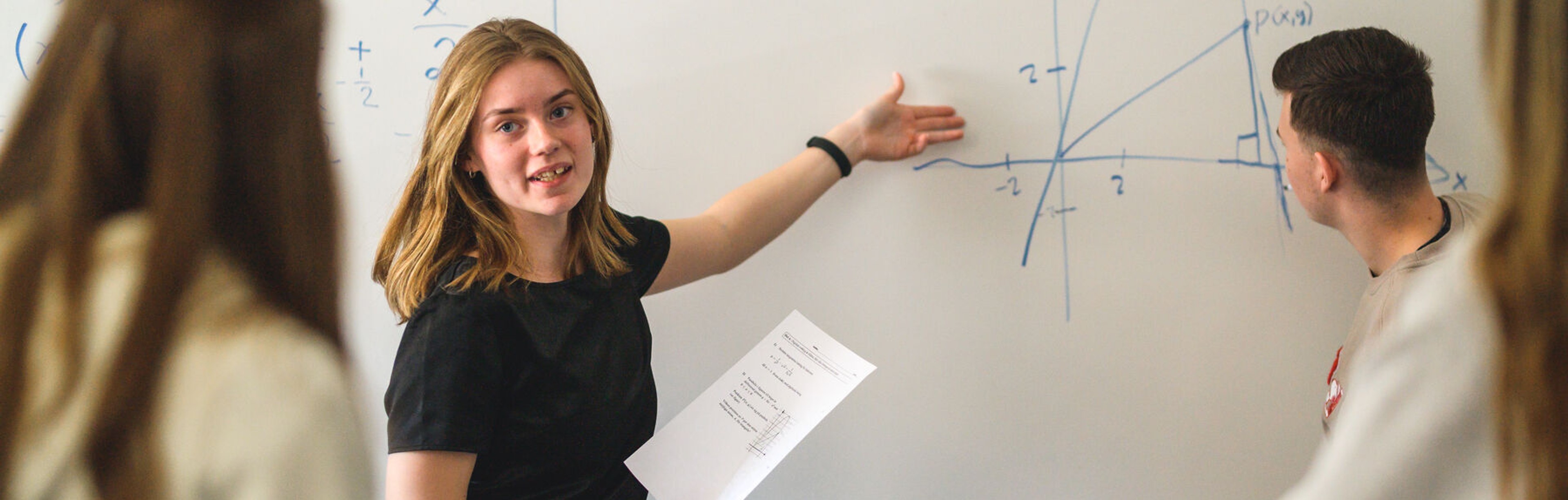 elev förklarar vid tavlar