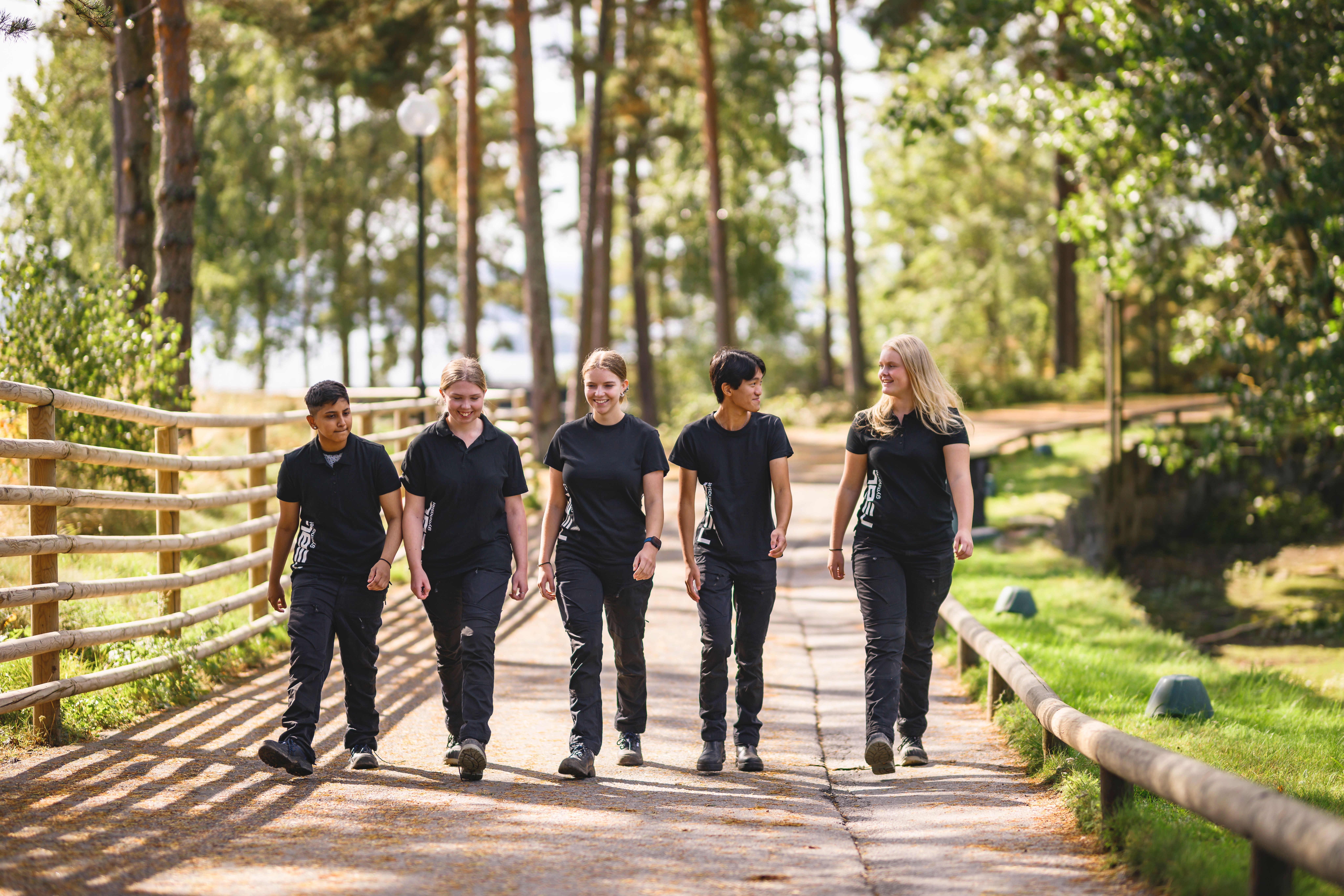 Realgymnasiets elever ute och går på en gångväg i djurparken