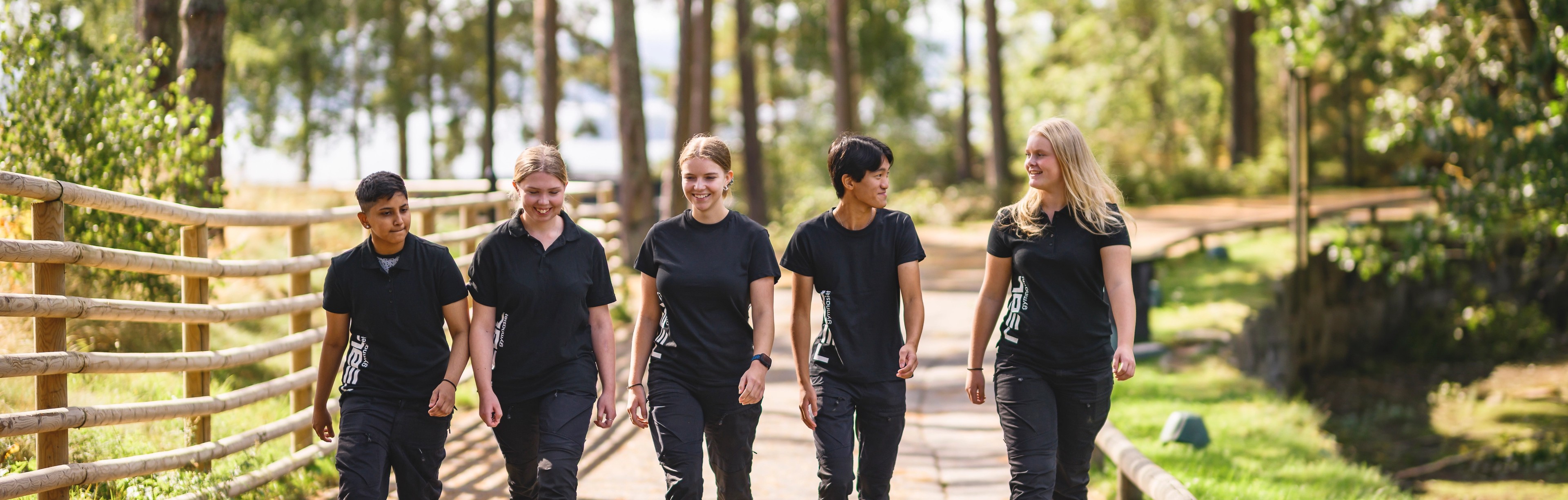 Glada elever är ute och går i djurpark