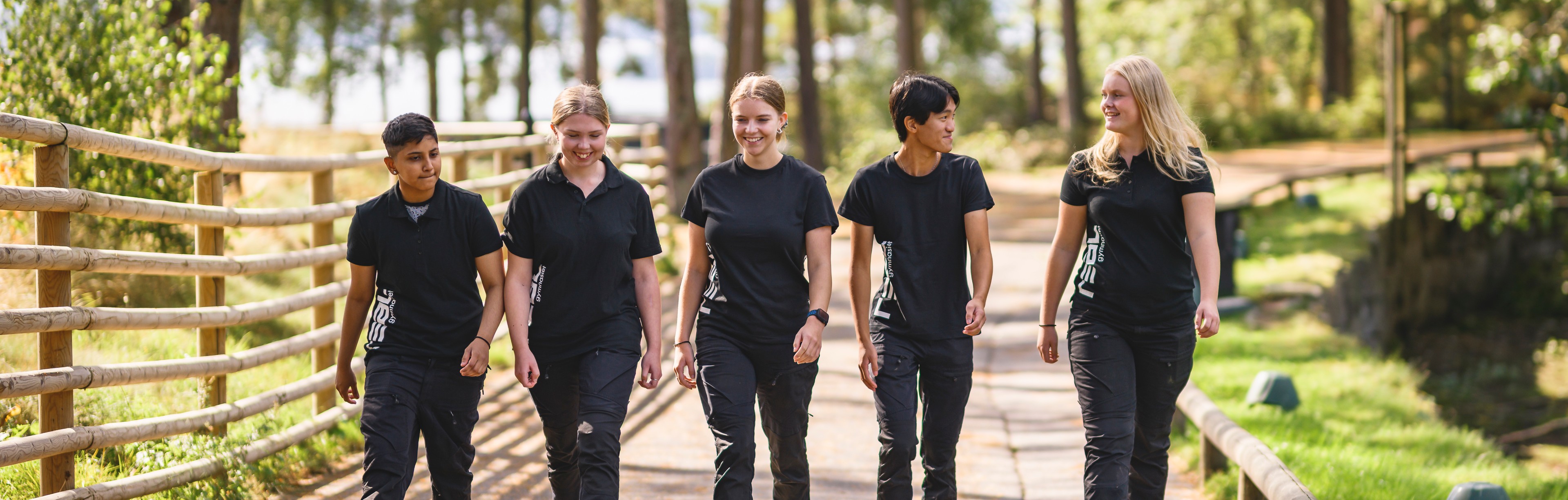 Realgymnasiets elever ute och går på en gångväg i djurparken