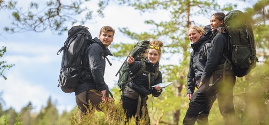 realelever varandra och pekar
