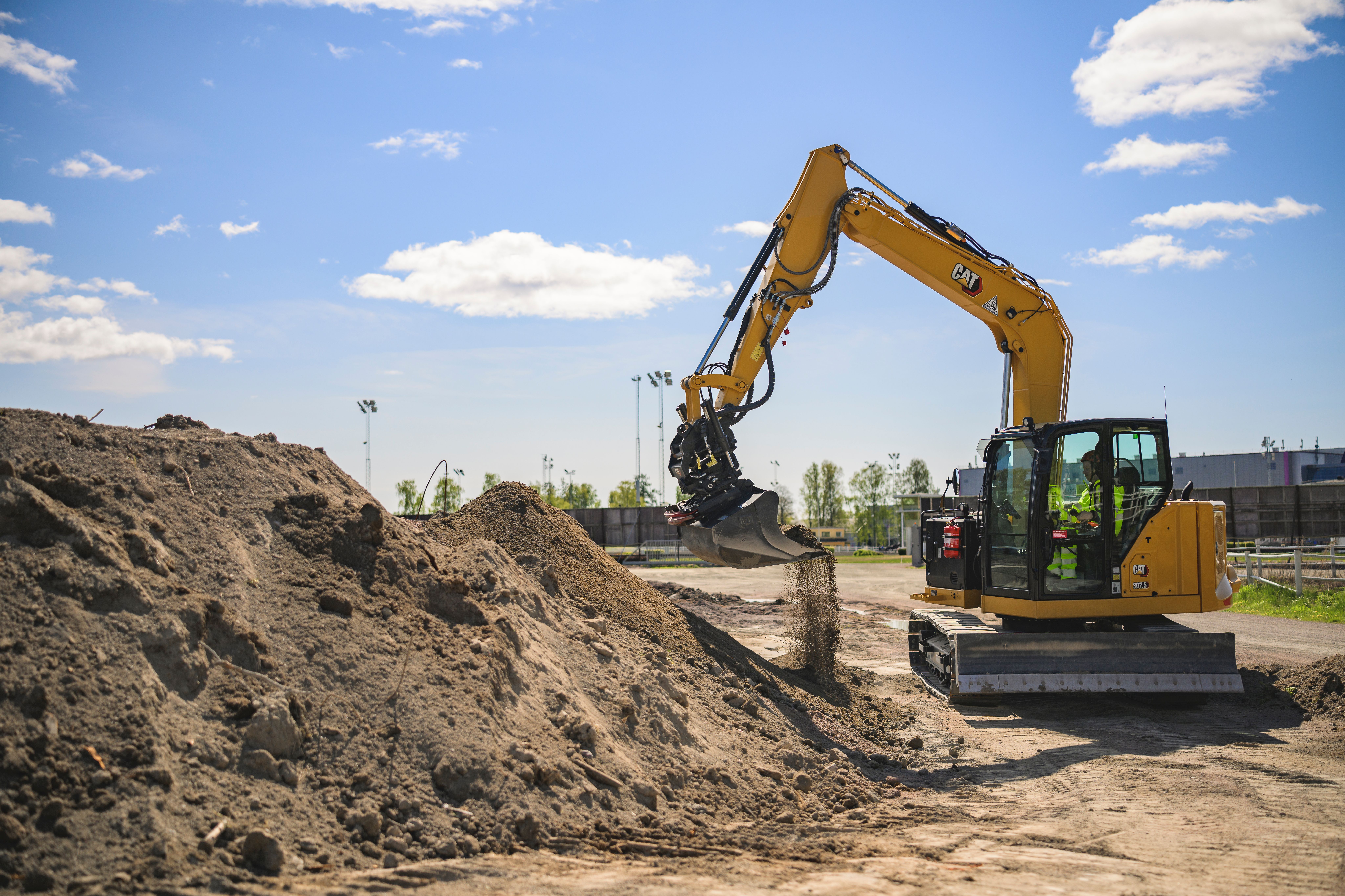 Grävare med sandhög