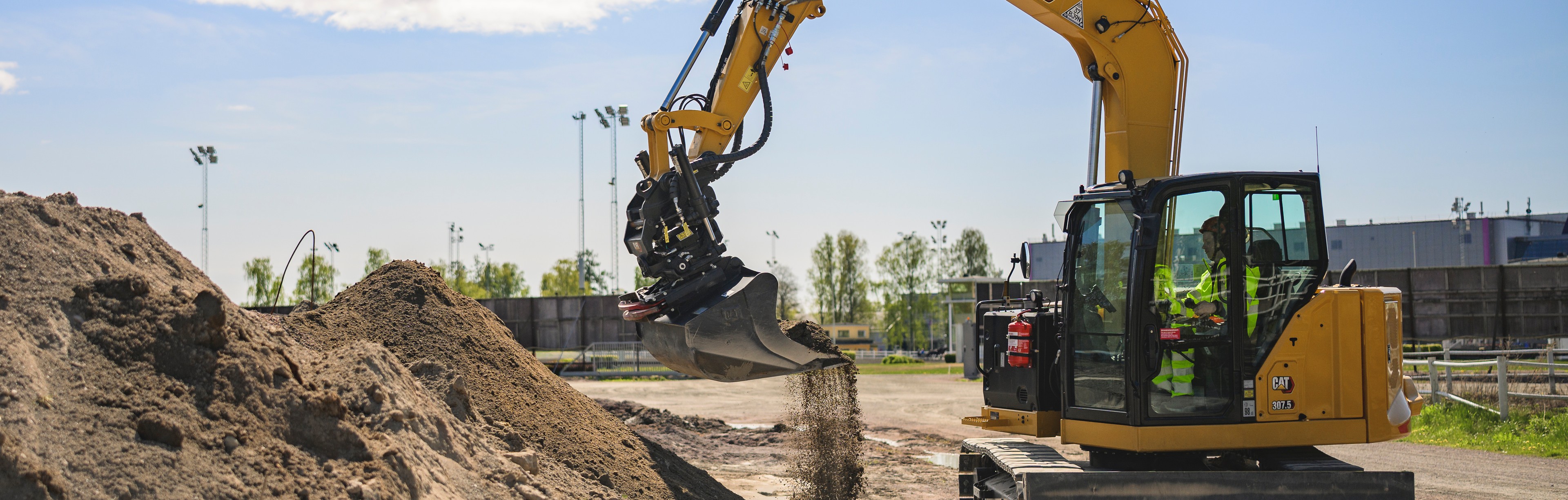 Grävare med sandhög