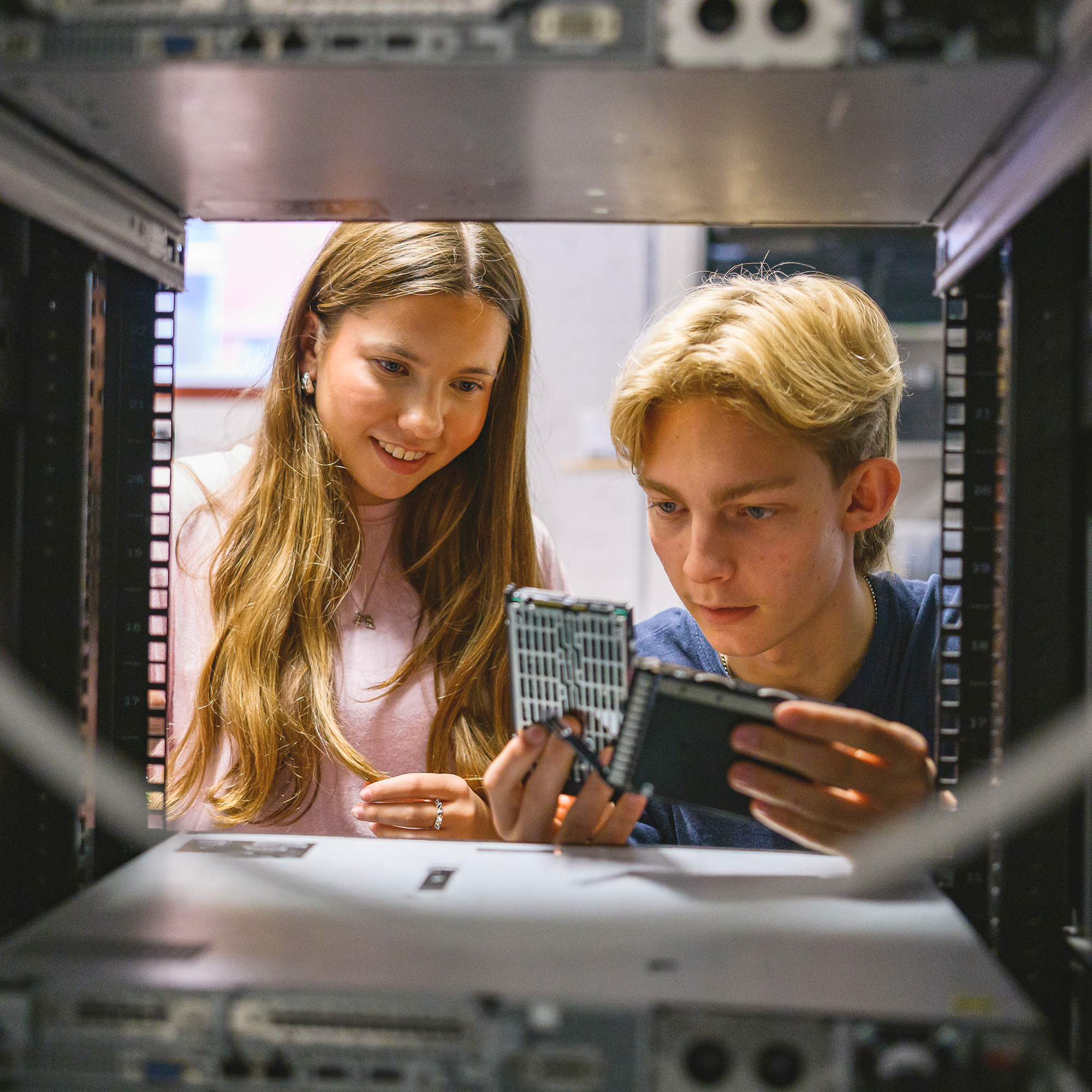 händer på tre elever med kretskort