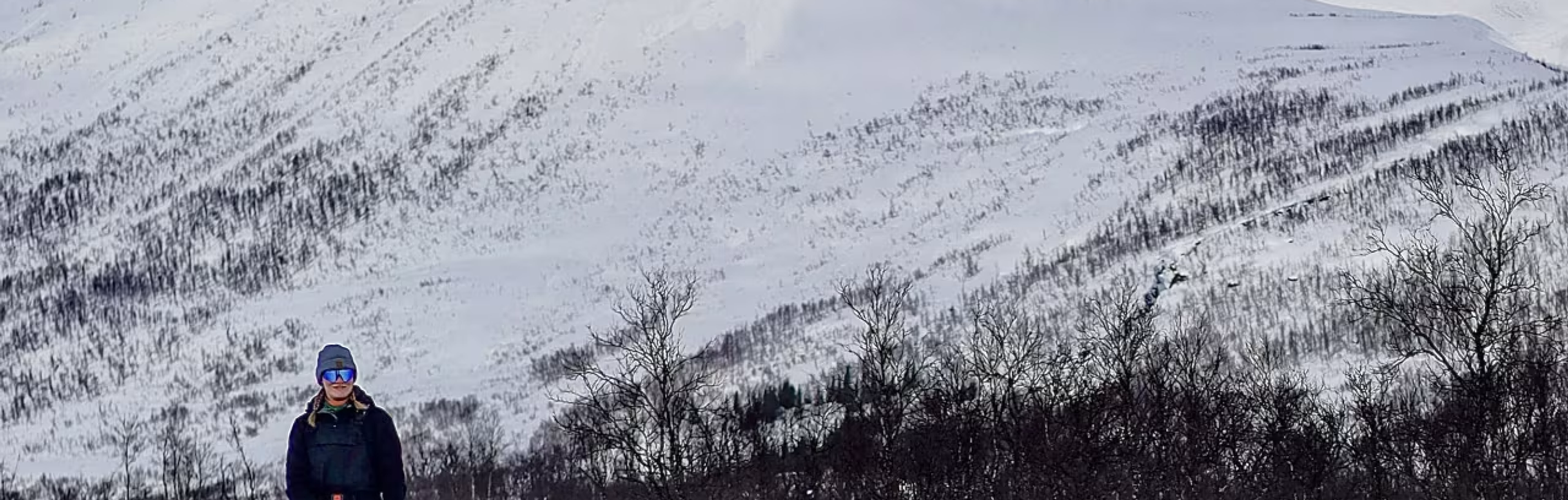 sofia alumn bland bergen och åker hundsläde
