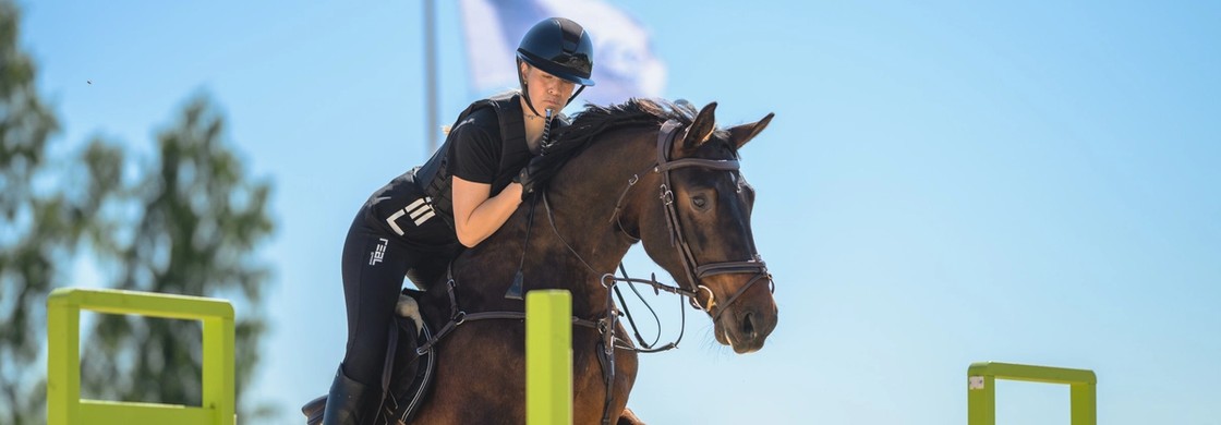 Elev hoppar med häst