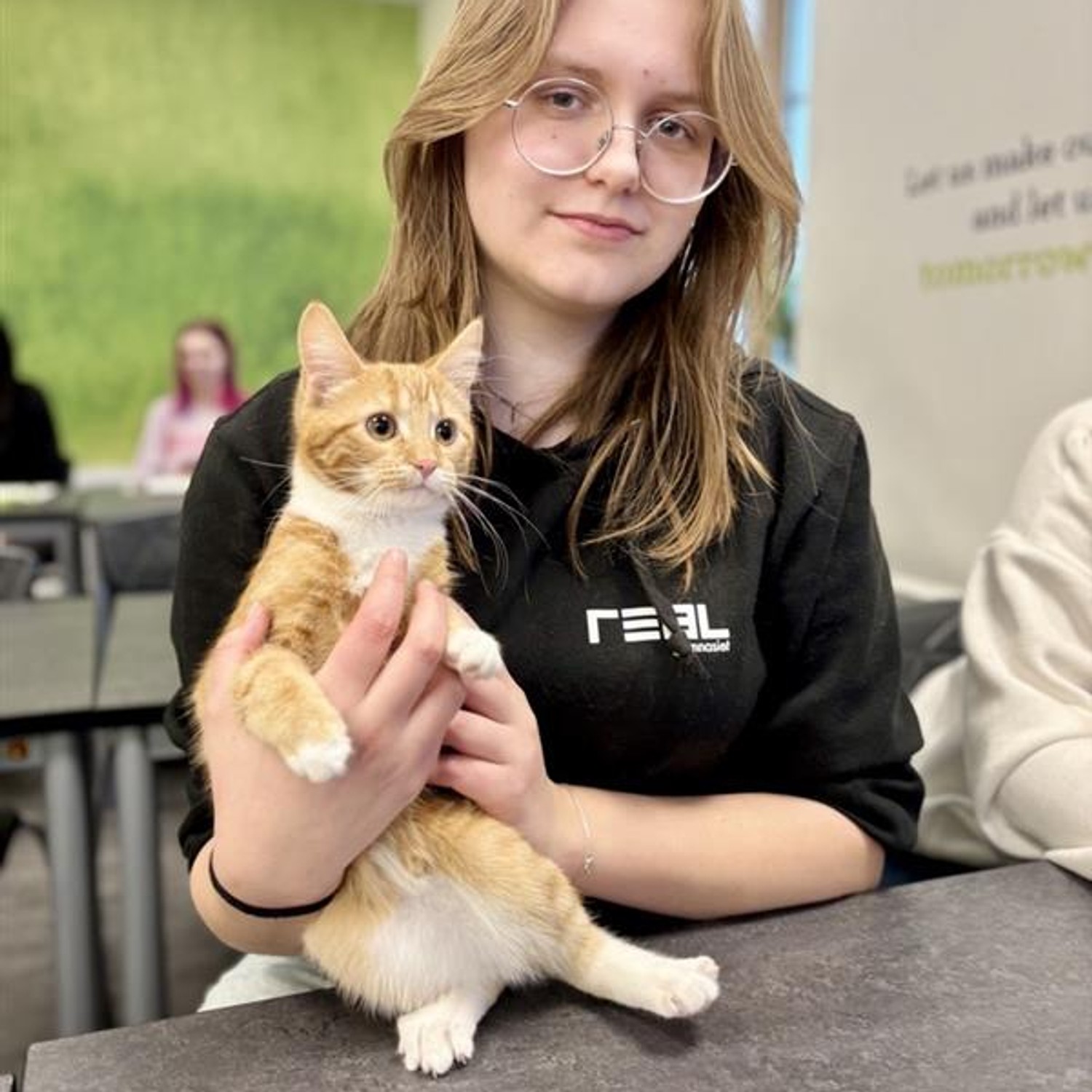Skolelev håller i orange katt