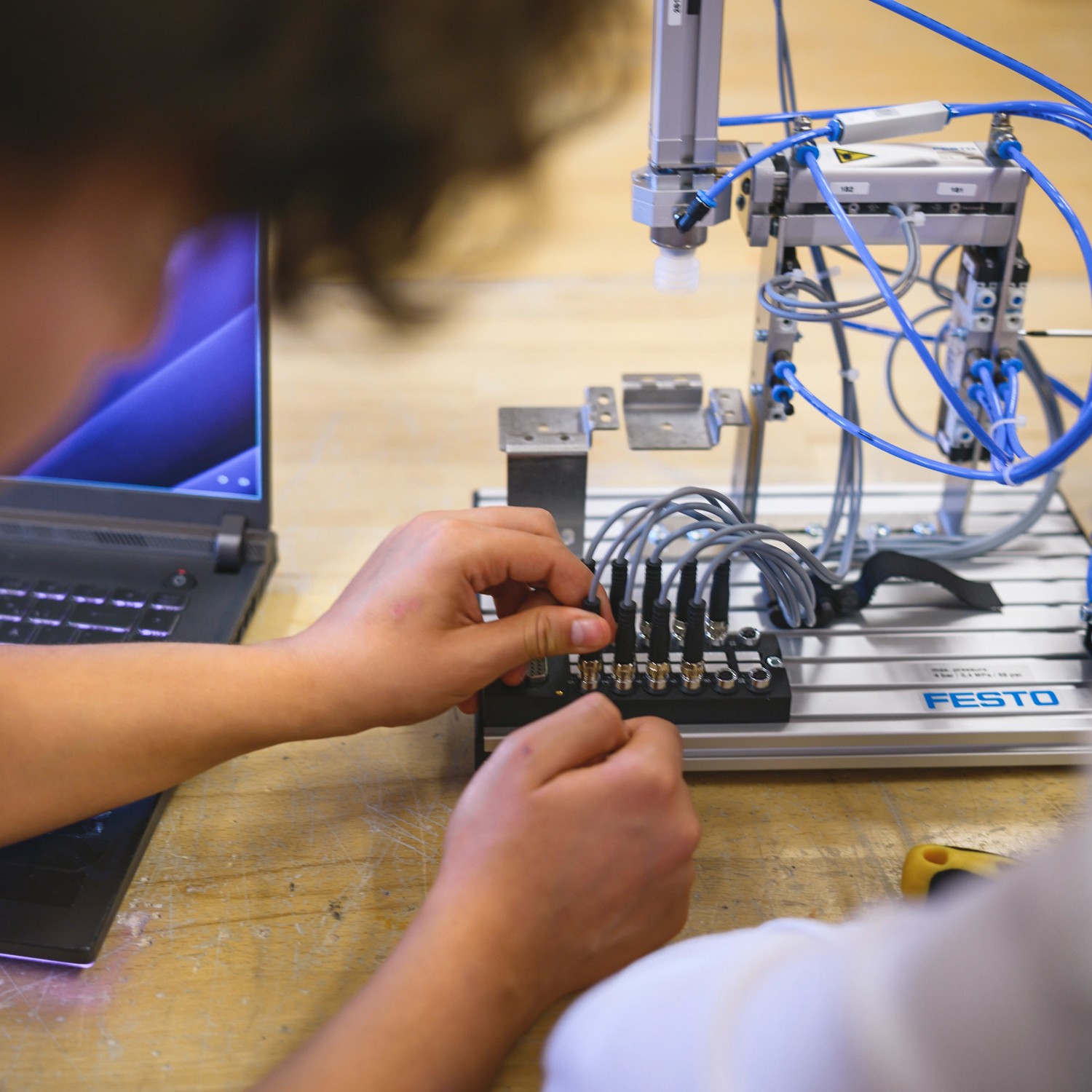 Elever på el-och energi