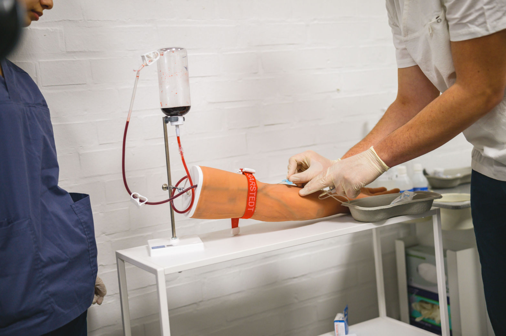 elever tar blodprov i en arm