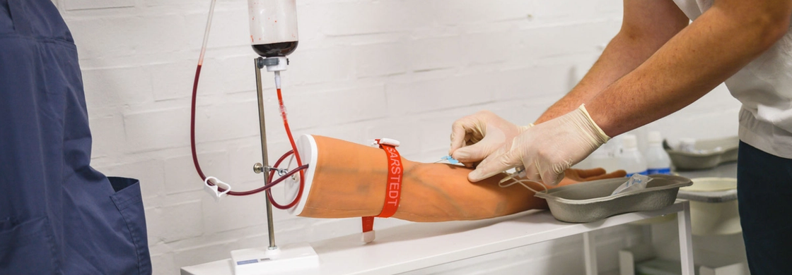 elever tar blodprov i en arm