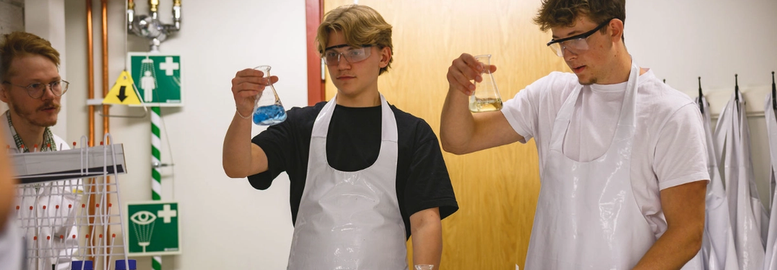 Två elever tittar på provrör i