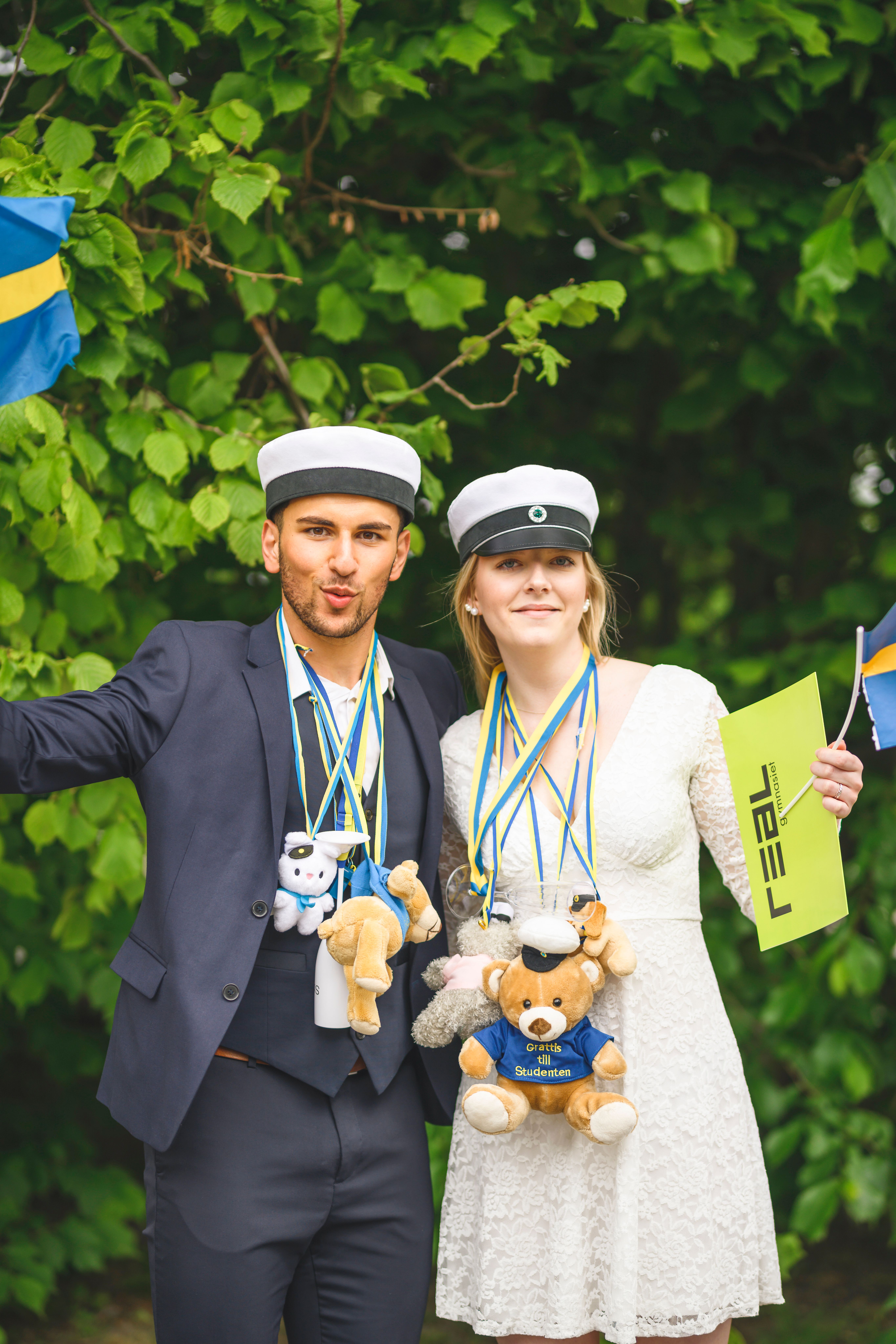Kille och tjej i studenmössor