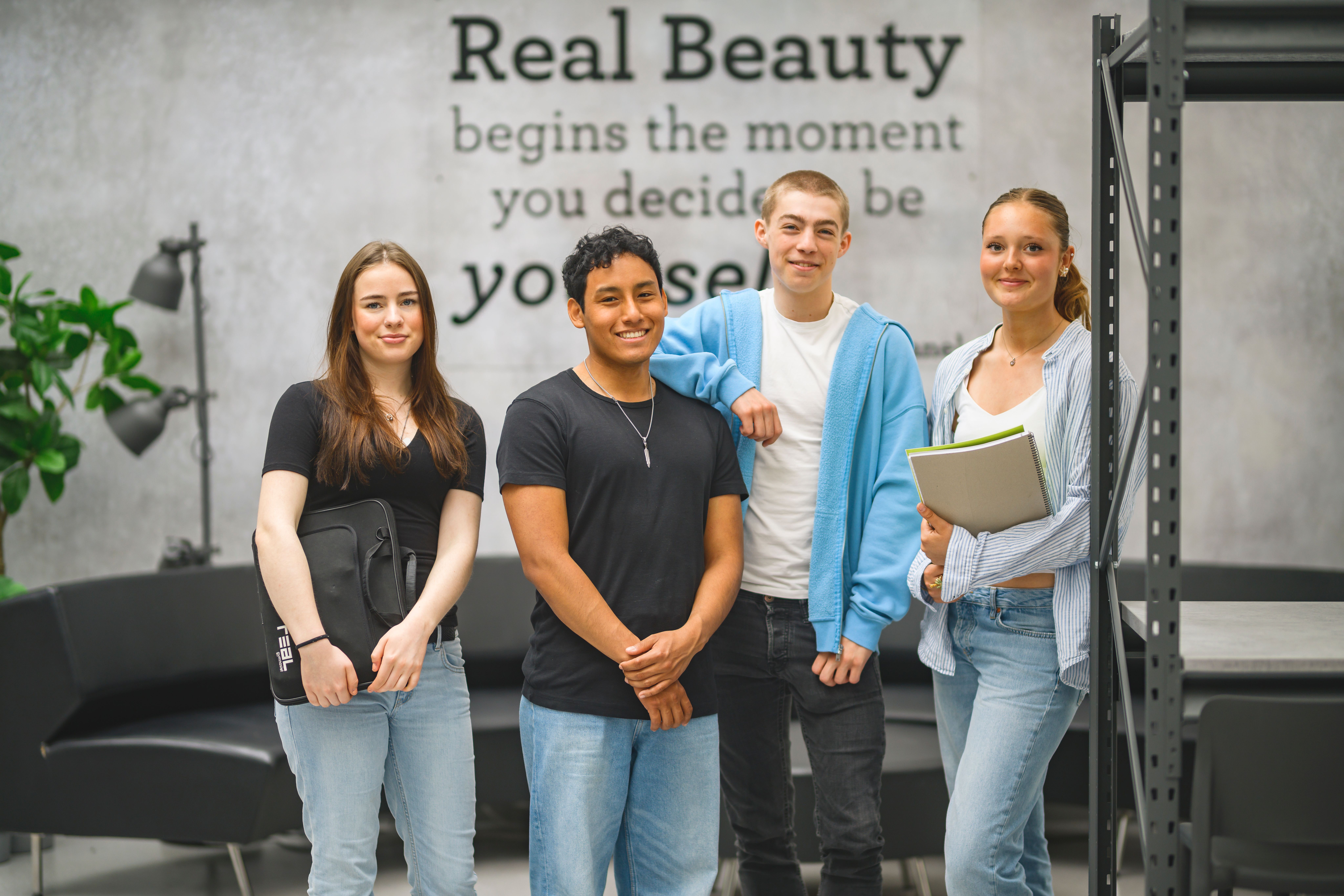 Realelever i uppehållsrum med datorer och glada miner