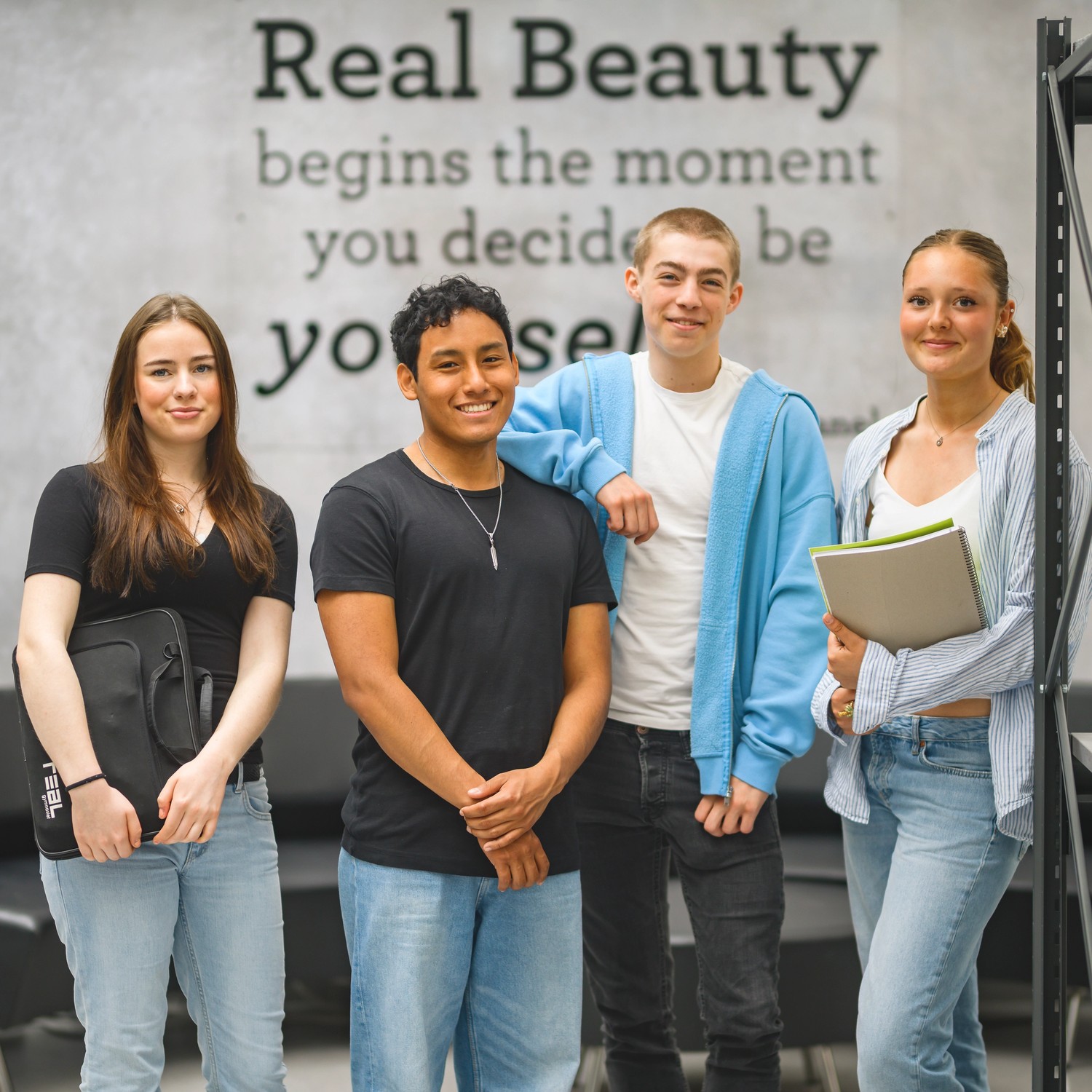 Två elever med studentmössor