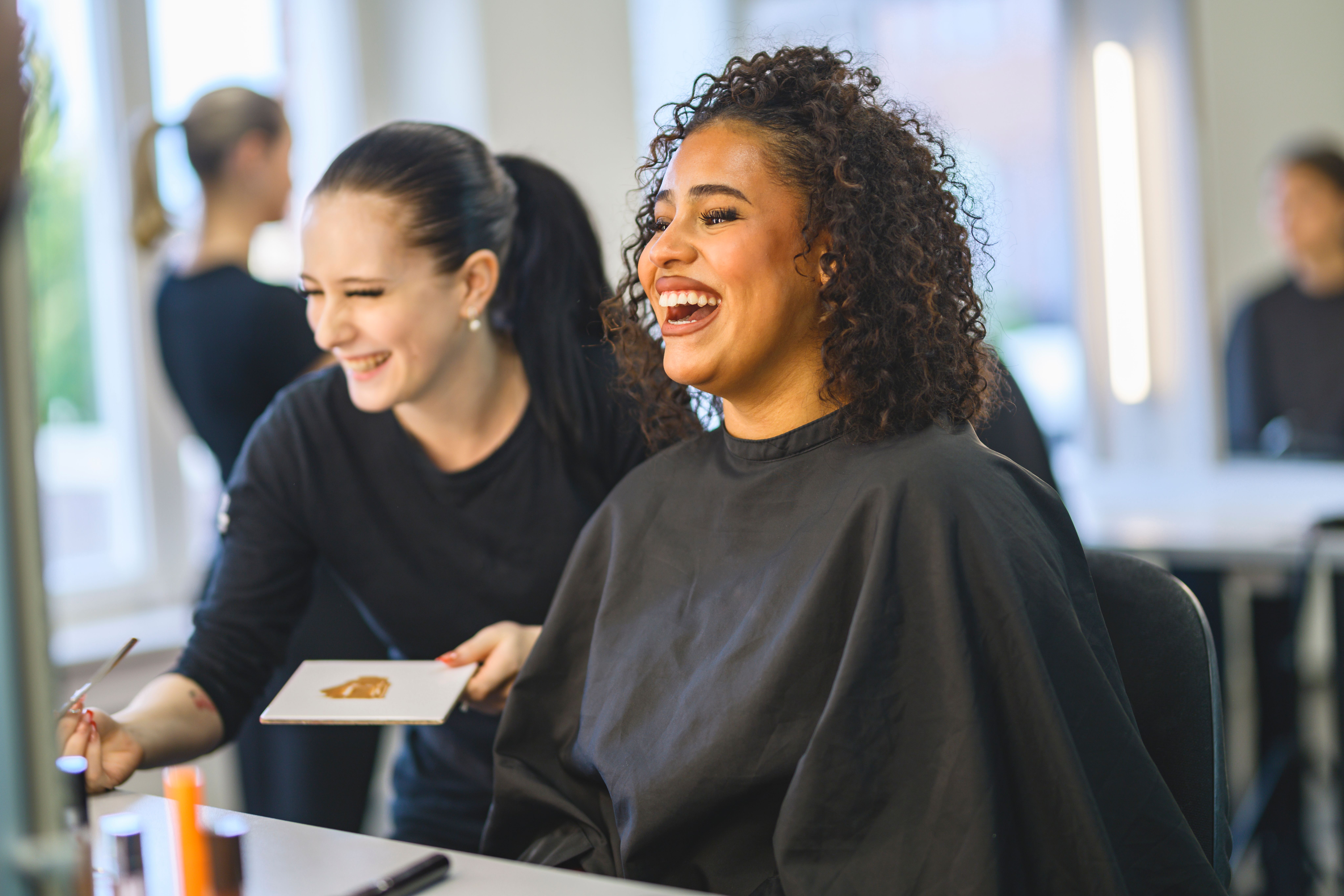 Glada elever inne i sminkstudio