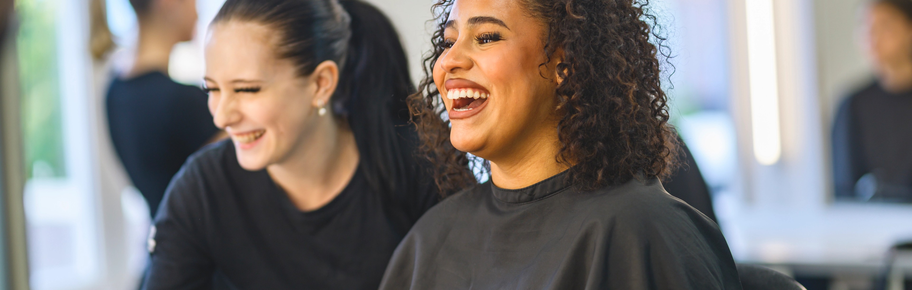 Glada gymnasieelever i sminkstudio