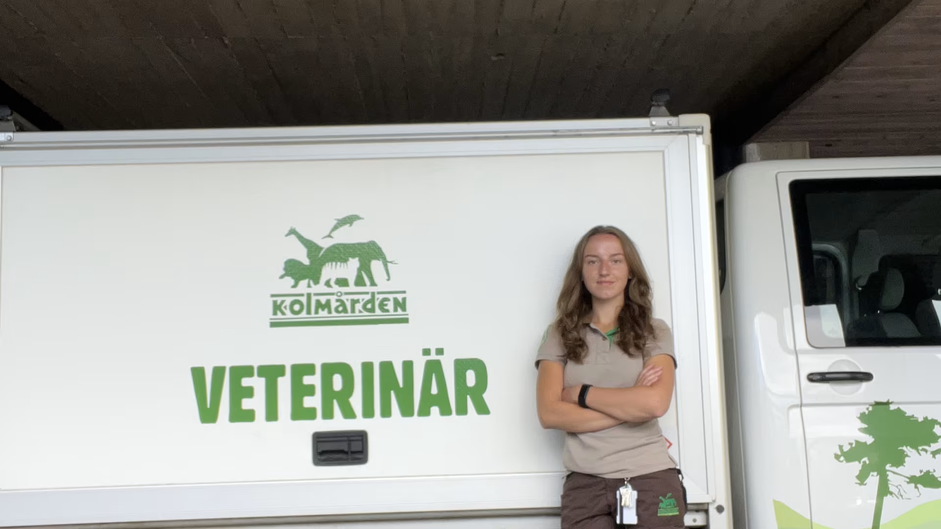 Linn Andbjer vid vetrinär kolmården rullande klinkbuss