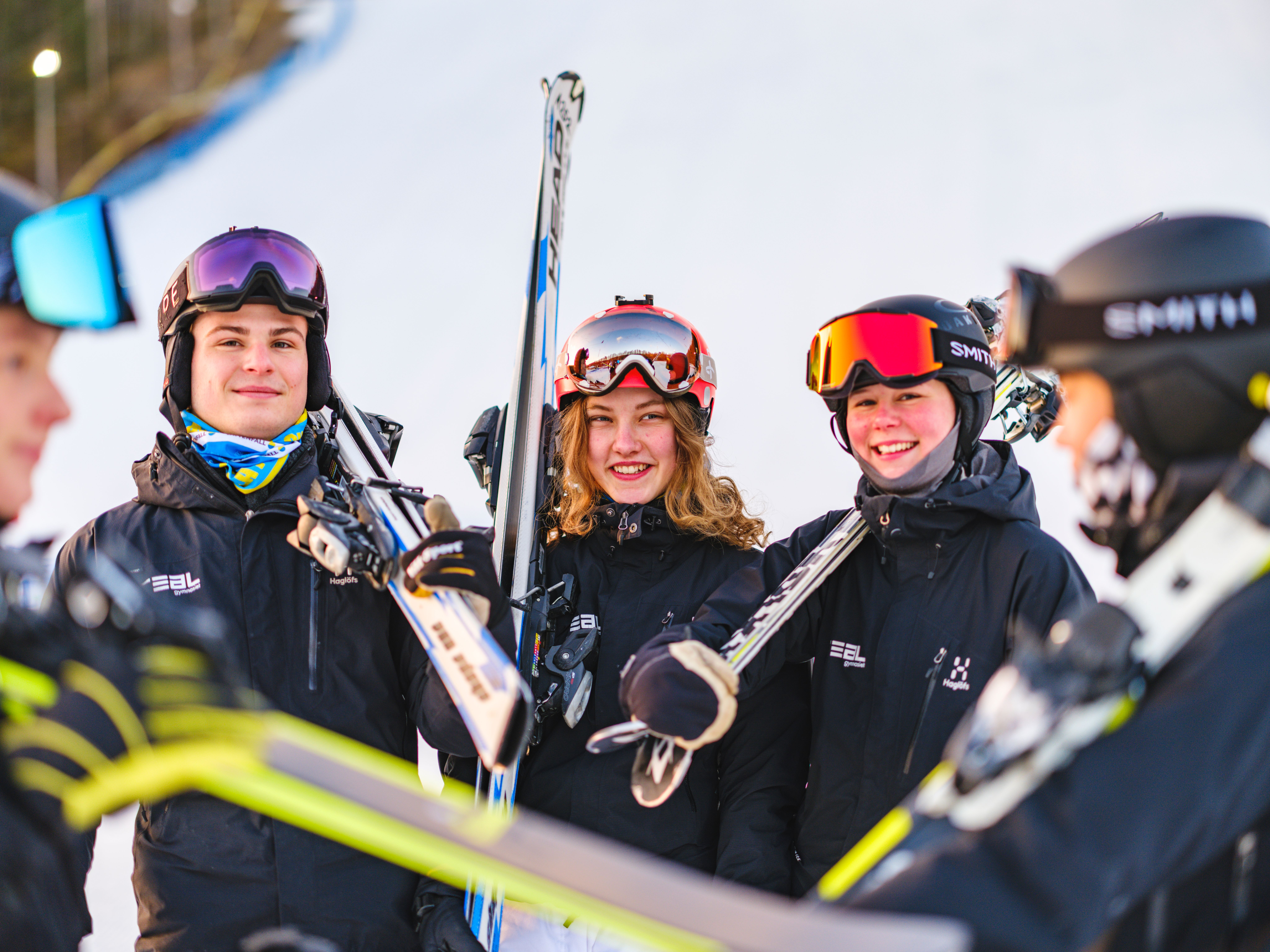 Glada elever i skidbacken