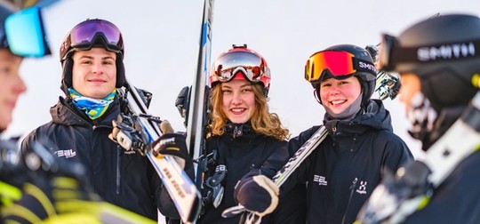 Glada elever i skidbacken