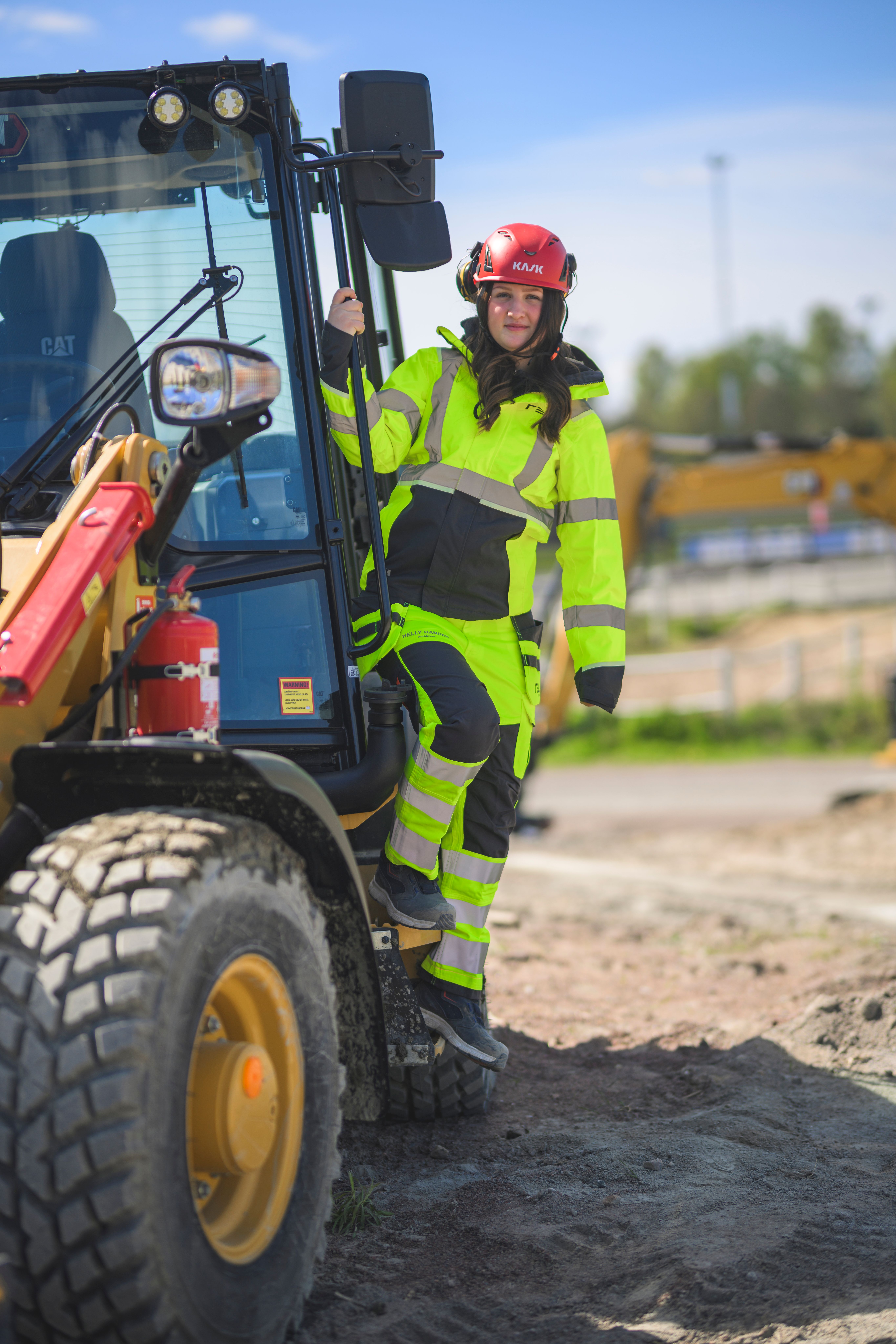 Elev i arbetskläder på hjullastare