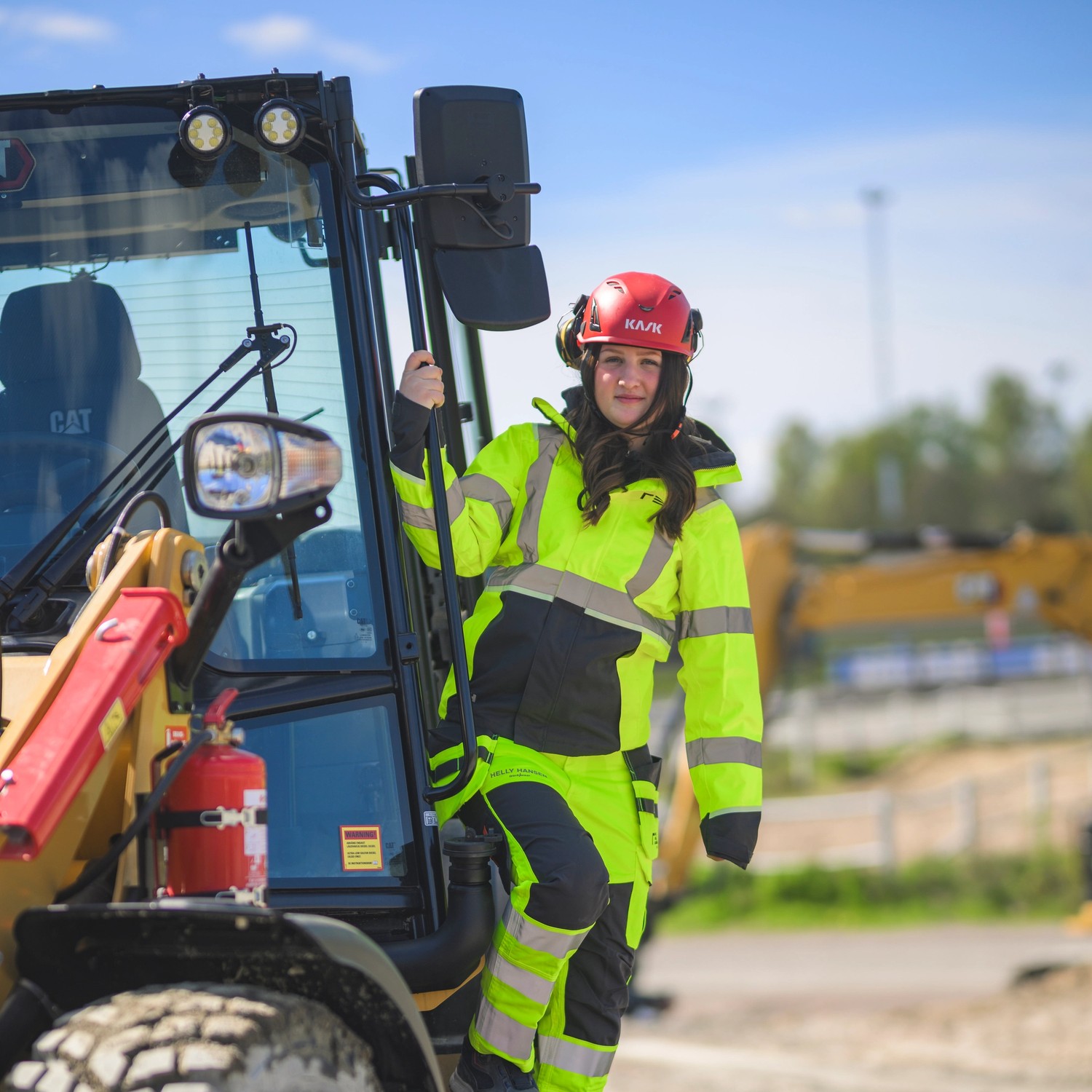 Elev i arbetskläder på hjullastare