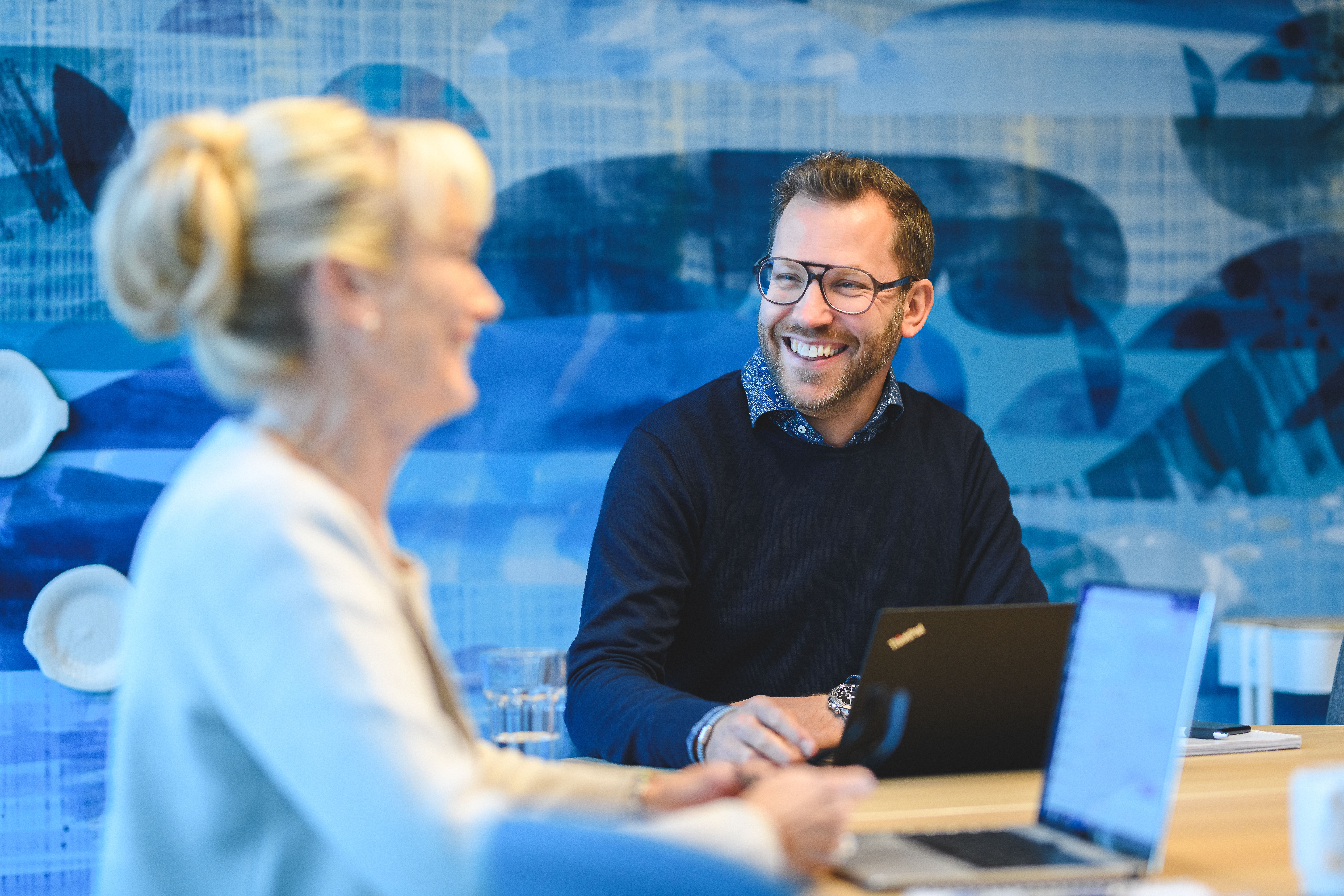 Man och kvinna på huvudkontoret