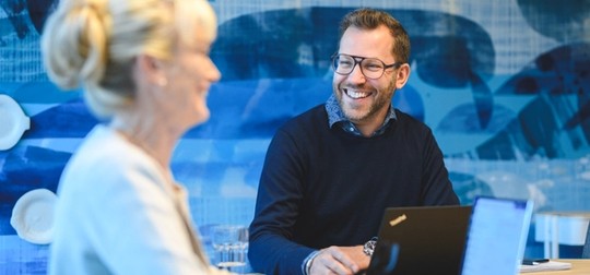 Man och kvinna på huvudkontoret