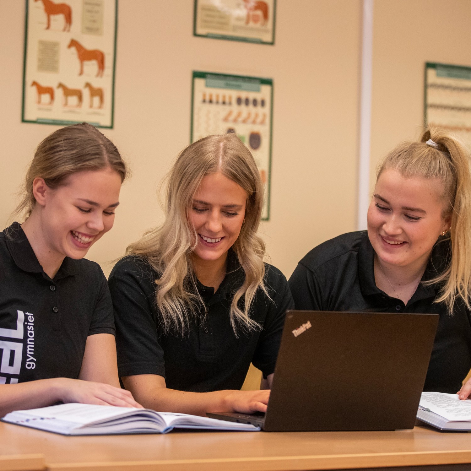 elever vid dator i hästklassrum
