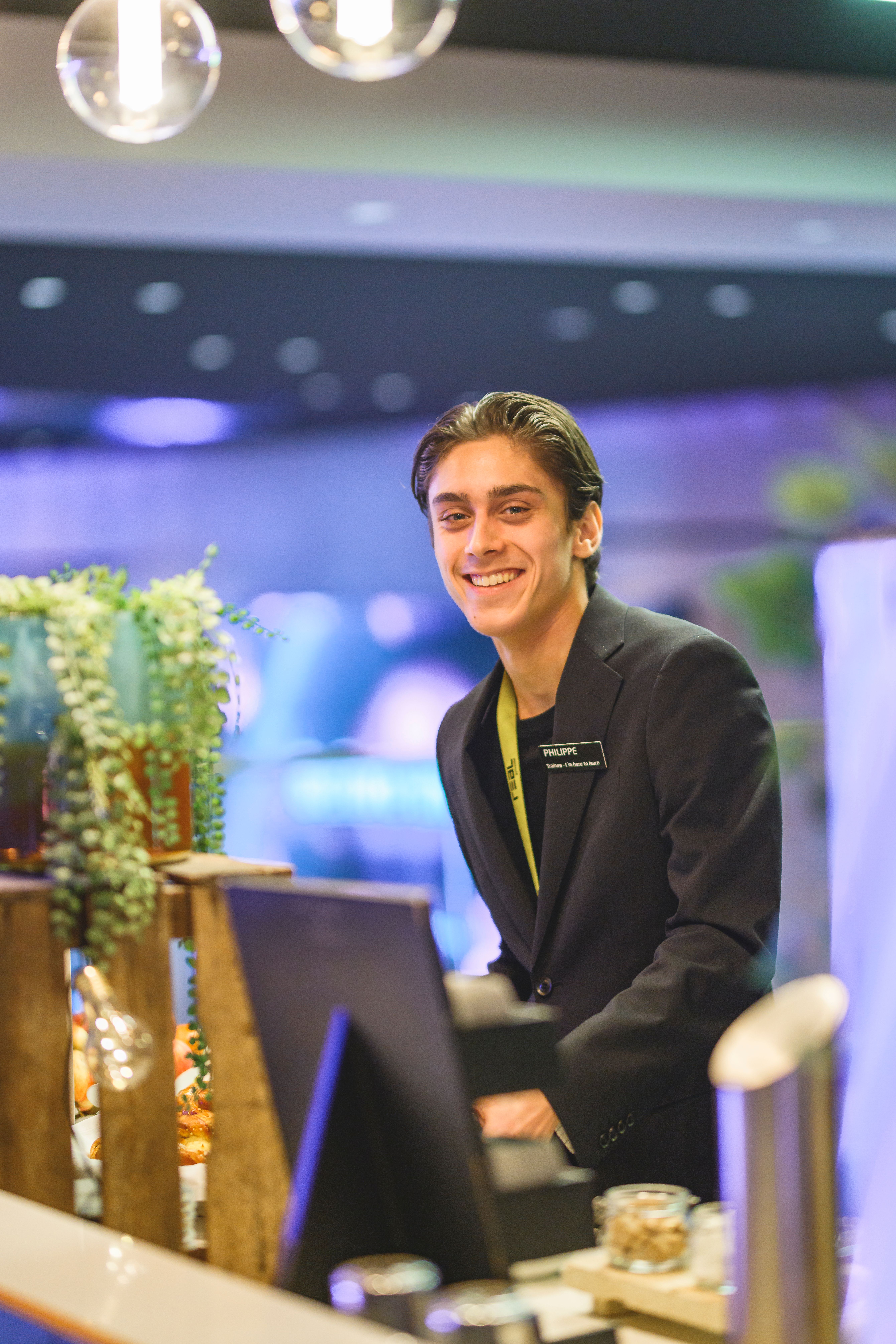Elev vid en dator i receptionen