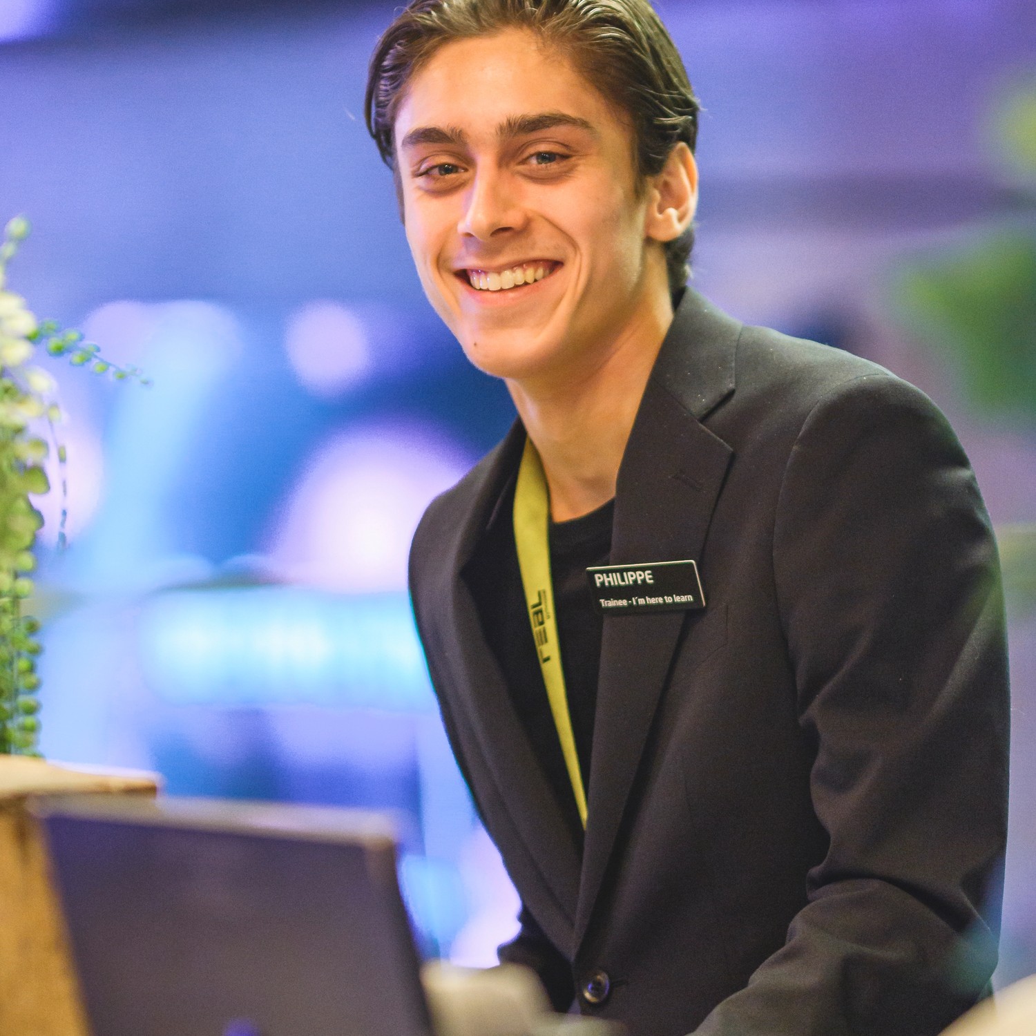 Elev vid en dator i receptionen