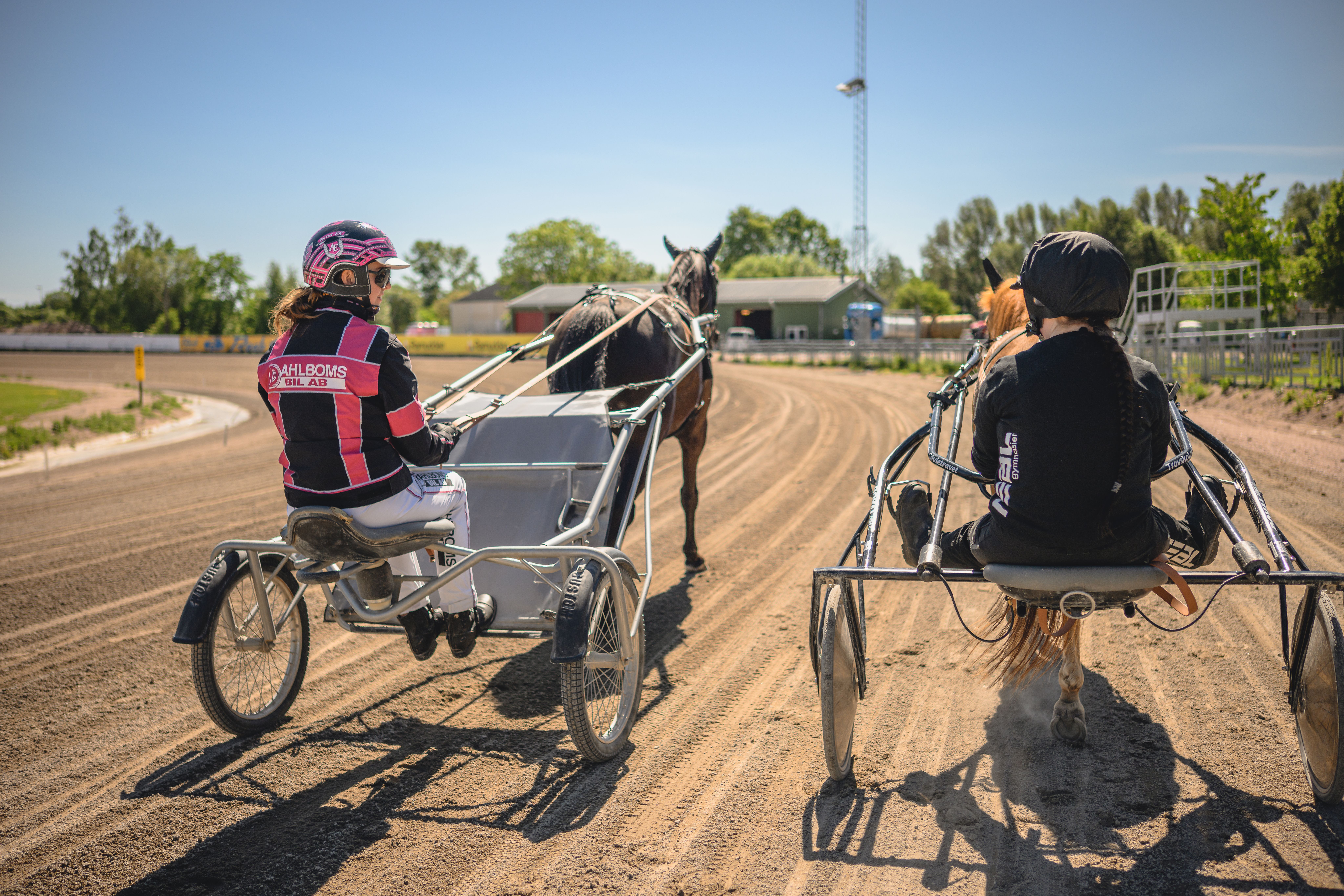 Elev med lärare på travbana