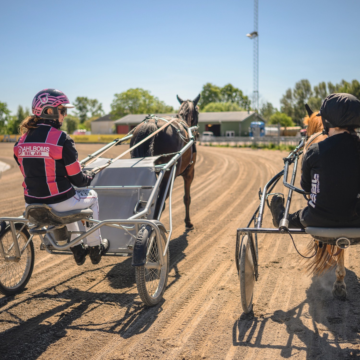 Elev med lärare på travbana